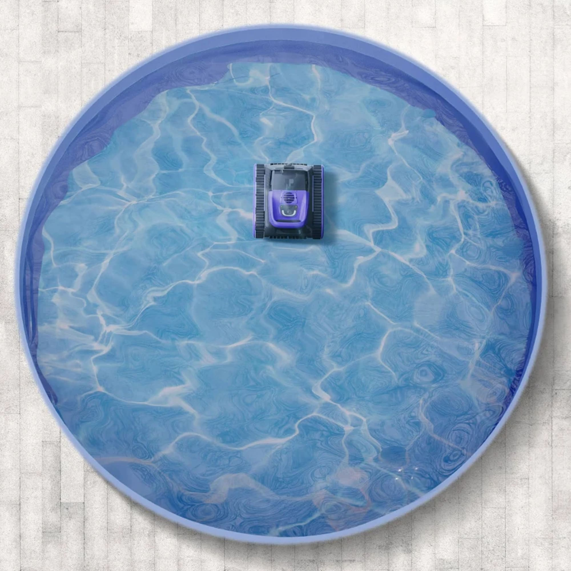 Un robot de piscina morado con orugas flota en una piscina redonda.