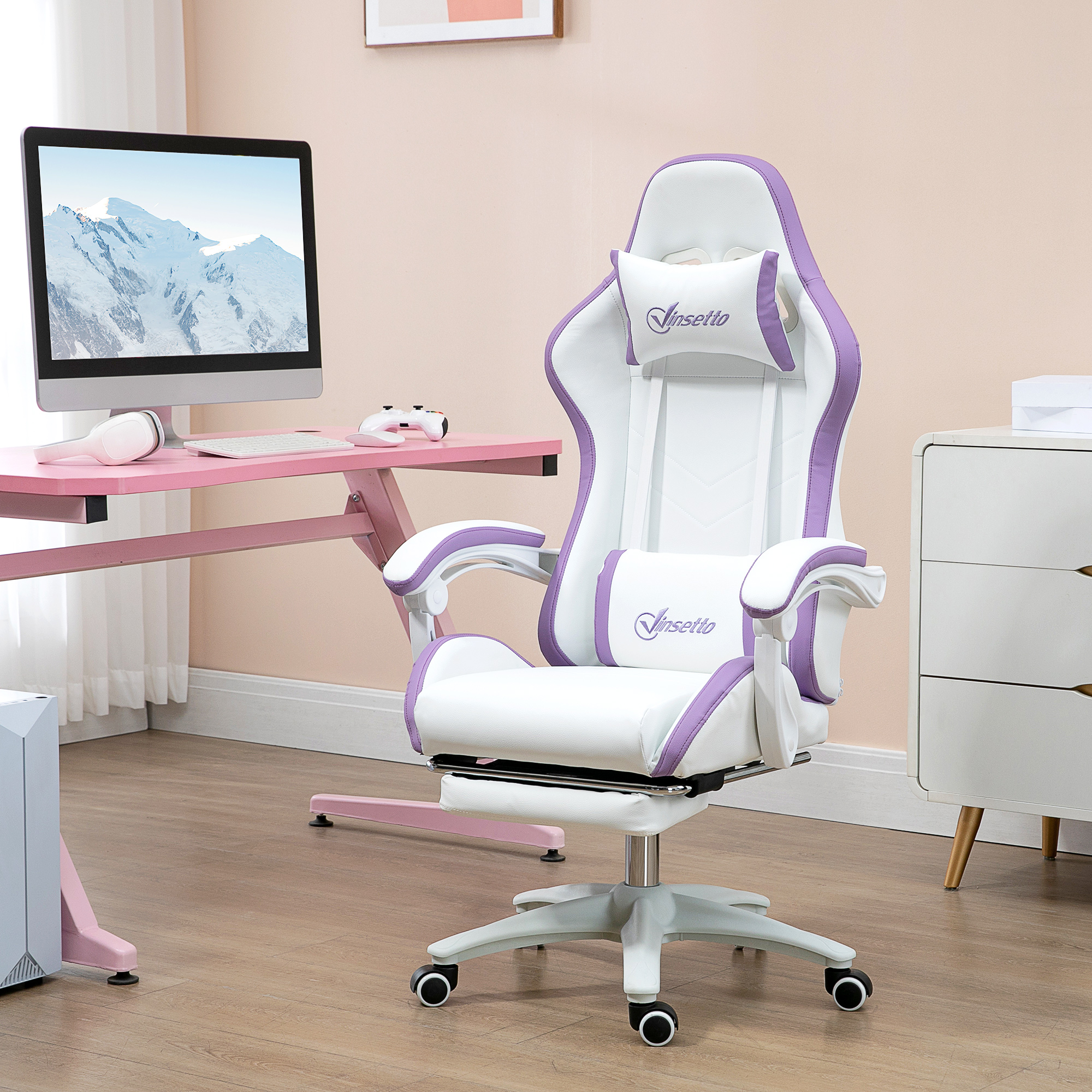 Una sedia da gaming bianca con accenti viola è accanto a una scrivania rosa con un computer.