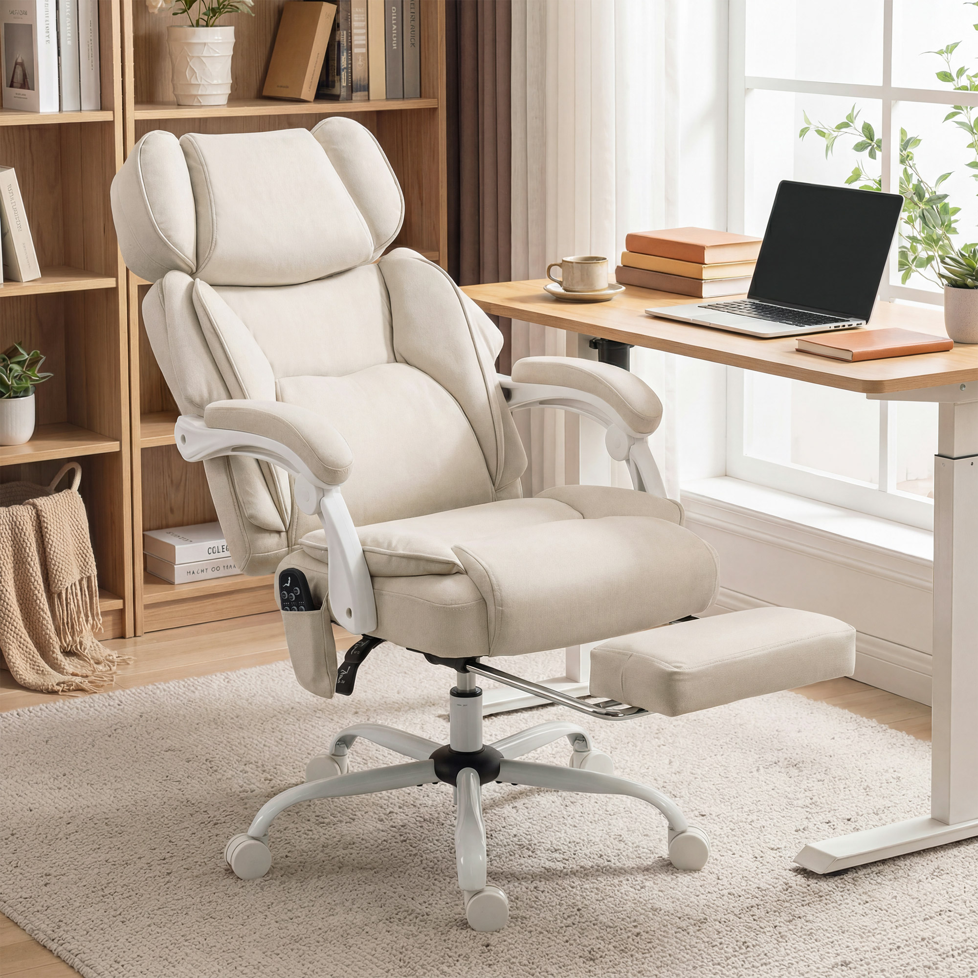 Una silla de oficina beige con reposapiés está sobre una alfombra cerca de un escritorio con portátil.
