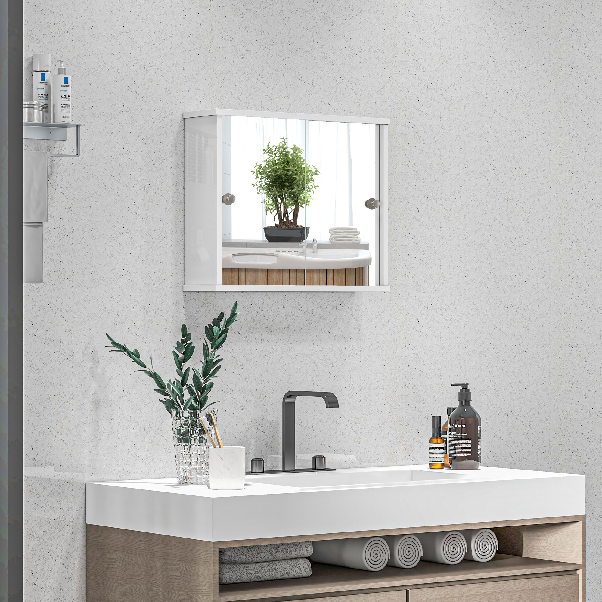 Un tocador de baño con espejo, grifo y plantas.