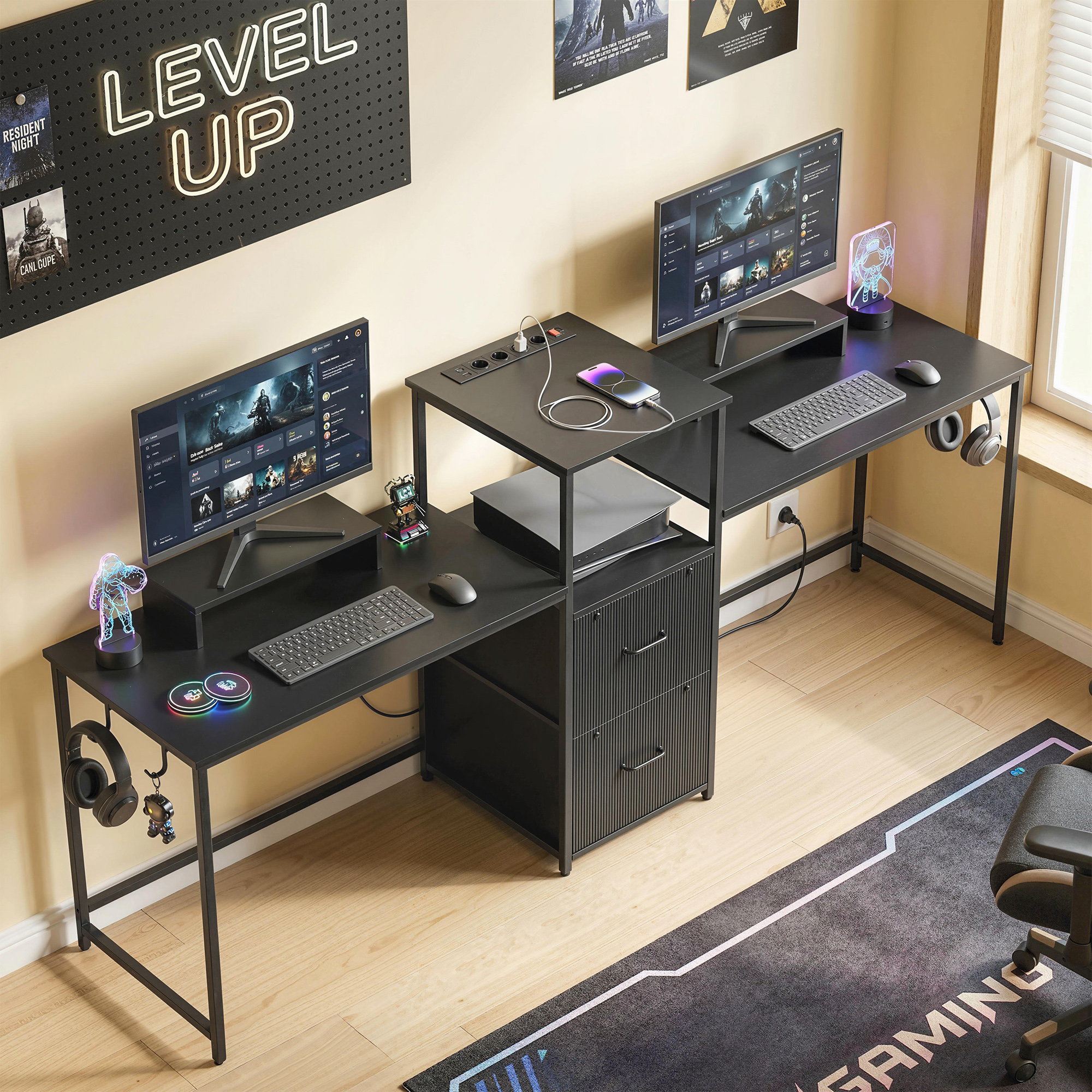 Un escritorio gamer negro con dos monitores, teclados, ratones y luces decorativas.