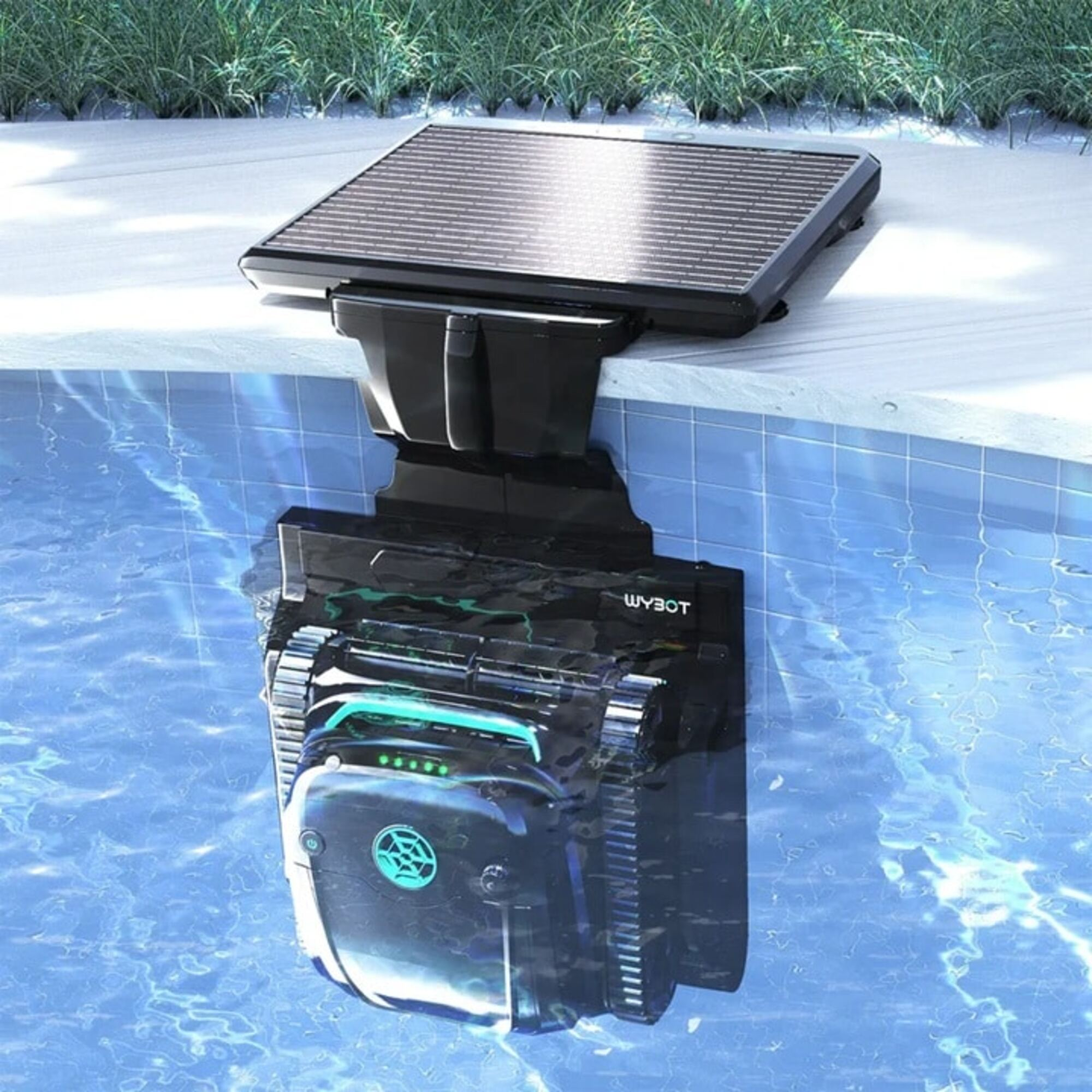 Un limpiafondos solar está en el borde de la piscina, con parte en el agua azul.