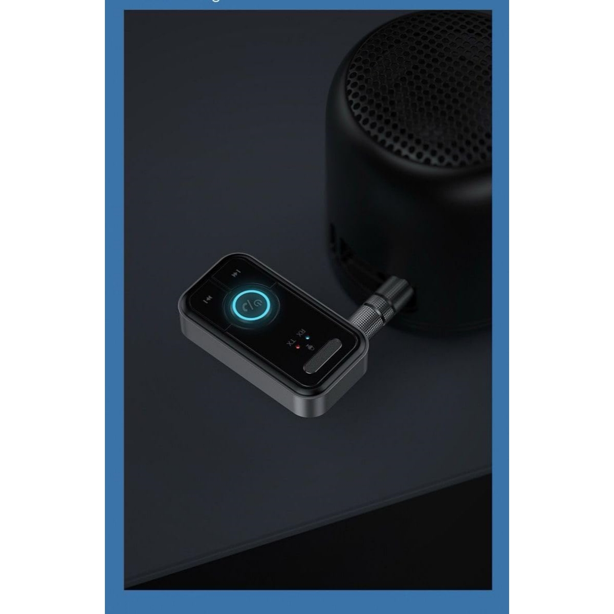 Ein schwarzer Bluetooth-Empfänger ist in einen schwarzen Lautsprecher eingesteckt. Der Empfänger hat einen leuchtenden Kreis.
