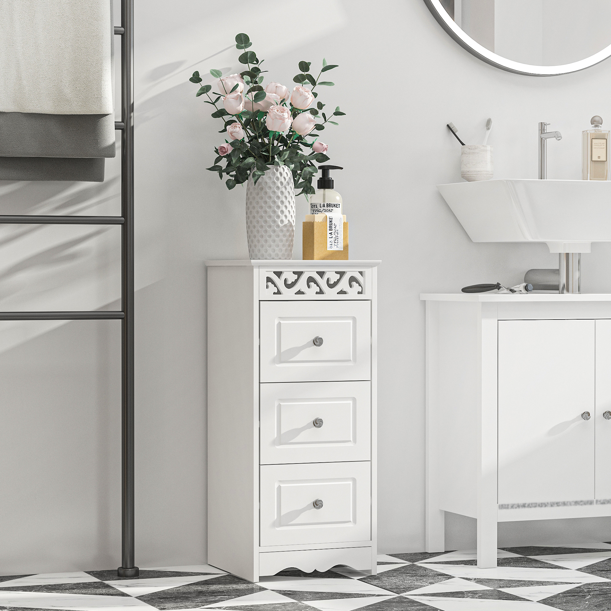 Un mueble de baño blanco con tres cajones y flores.