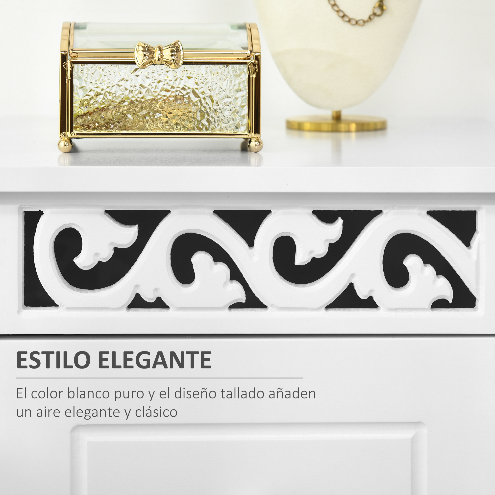 Una caja de joyería dorada con cristal curvo y un lazo se asienta sobre una cómoda blanca.