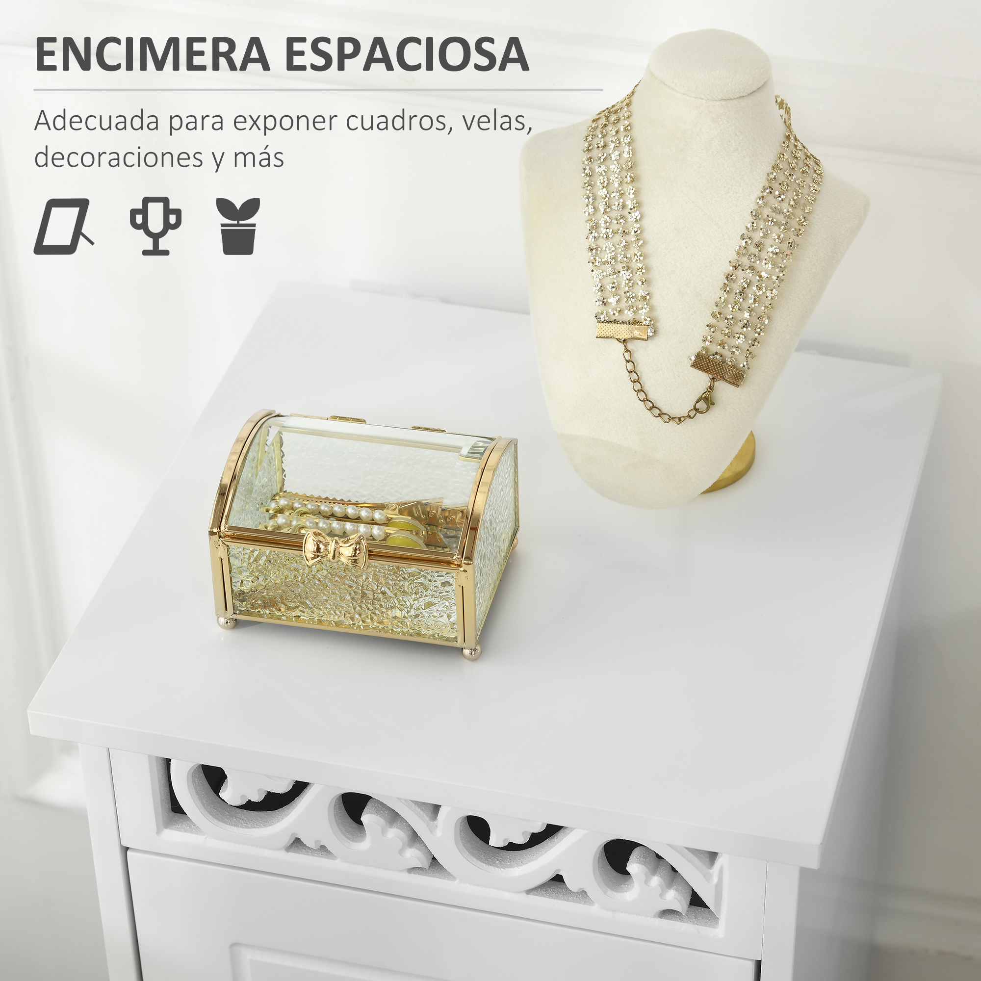 Una cómoda blanca muestra una caja de joyas de vidrio y un collar en un busto.
