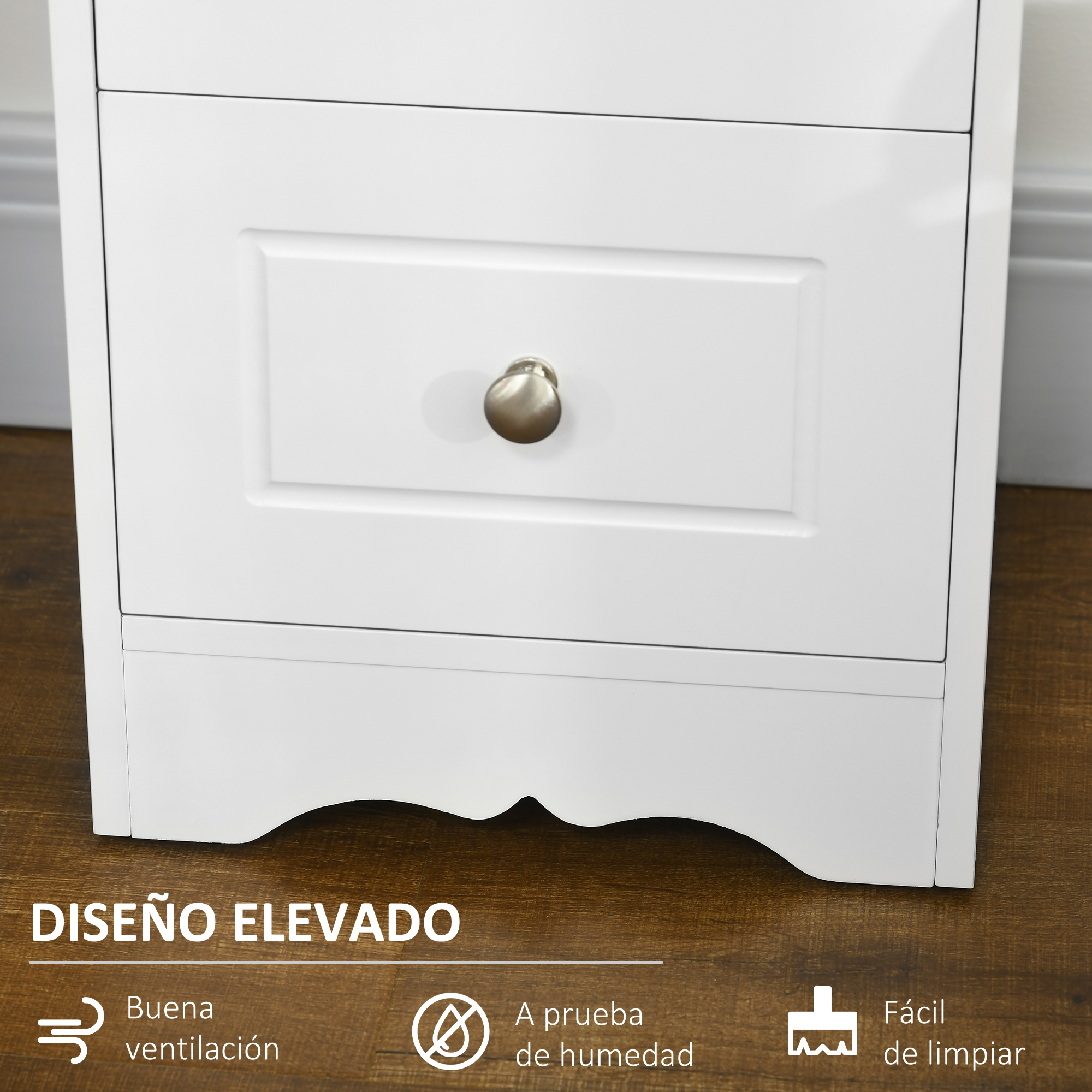Cómoda blanca con pomo plateado. Sobre suelo de madera.