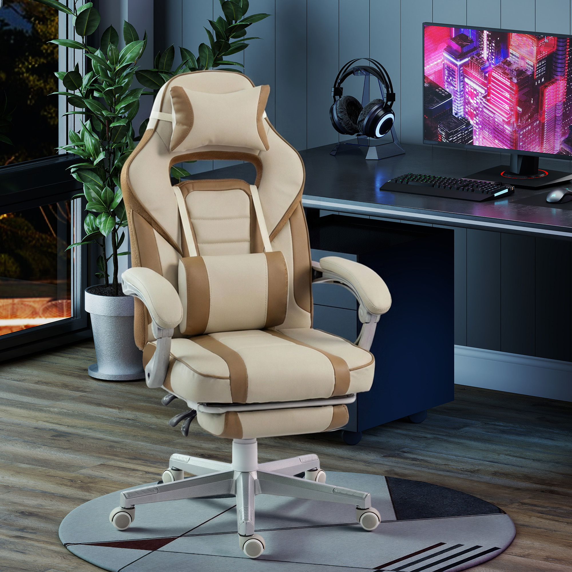 Una silla gamer beige con detalles marrones junto a un escritorio con monitor.