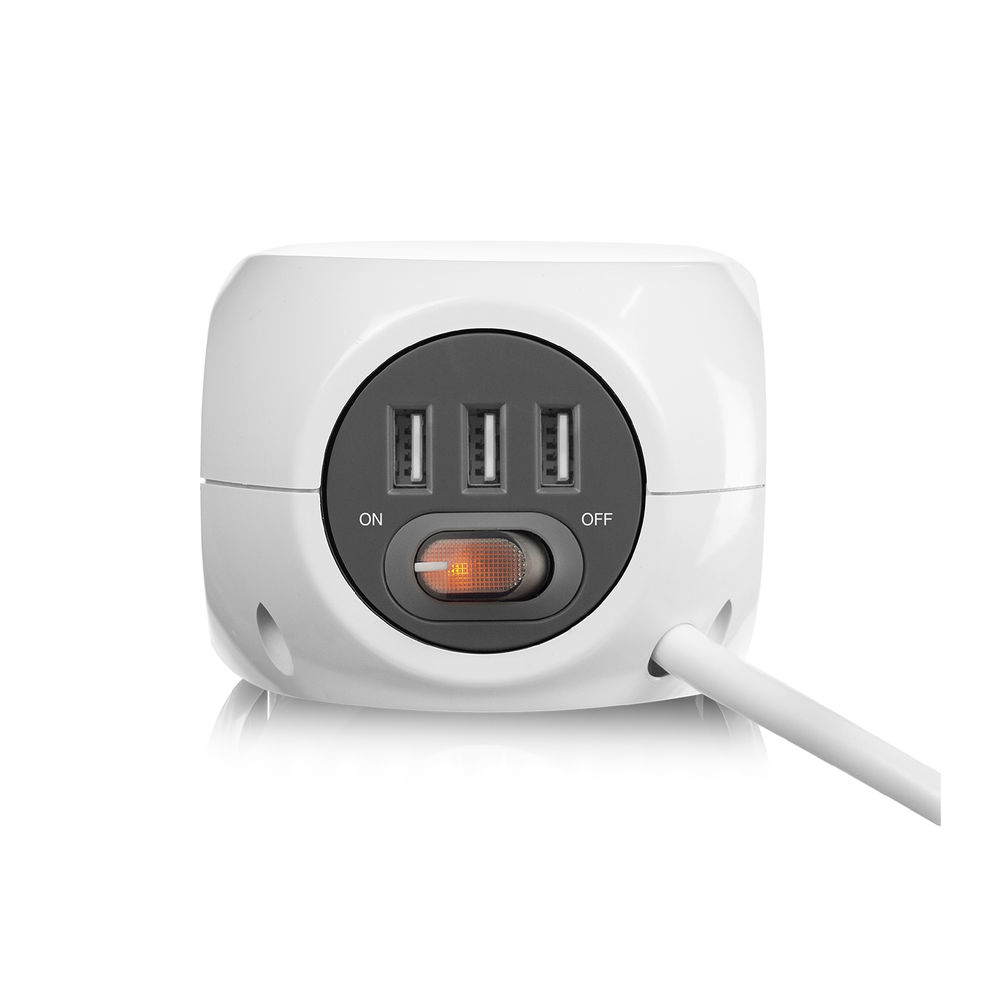Un adaptateur USB blanc avec trois ports et un interrupteur.