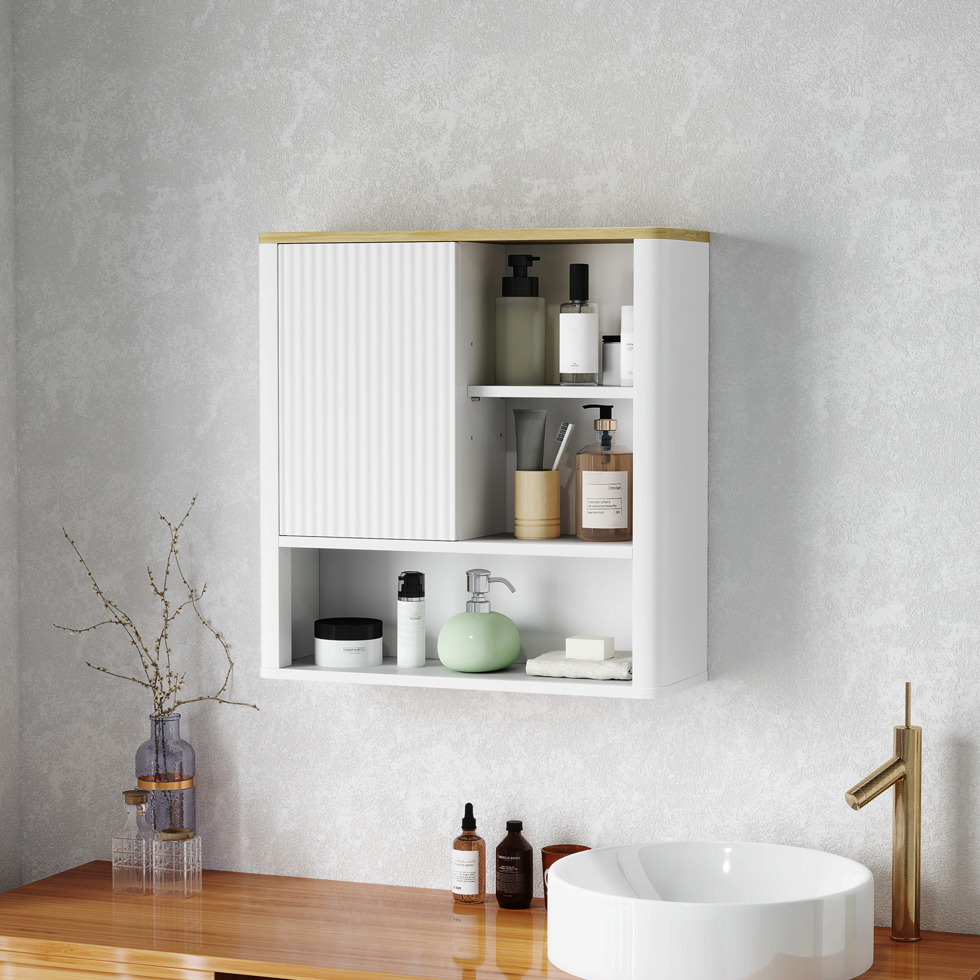 Un armario blanco con tapa de madera cuelga sobre un lavabo y grifo.