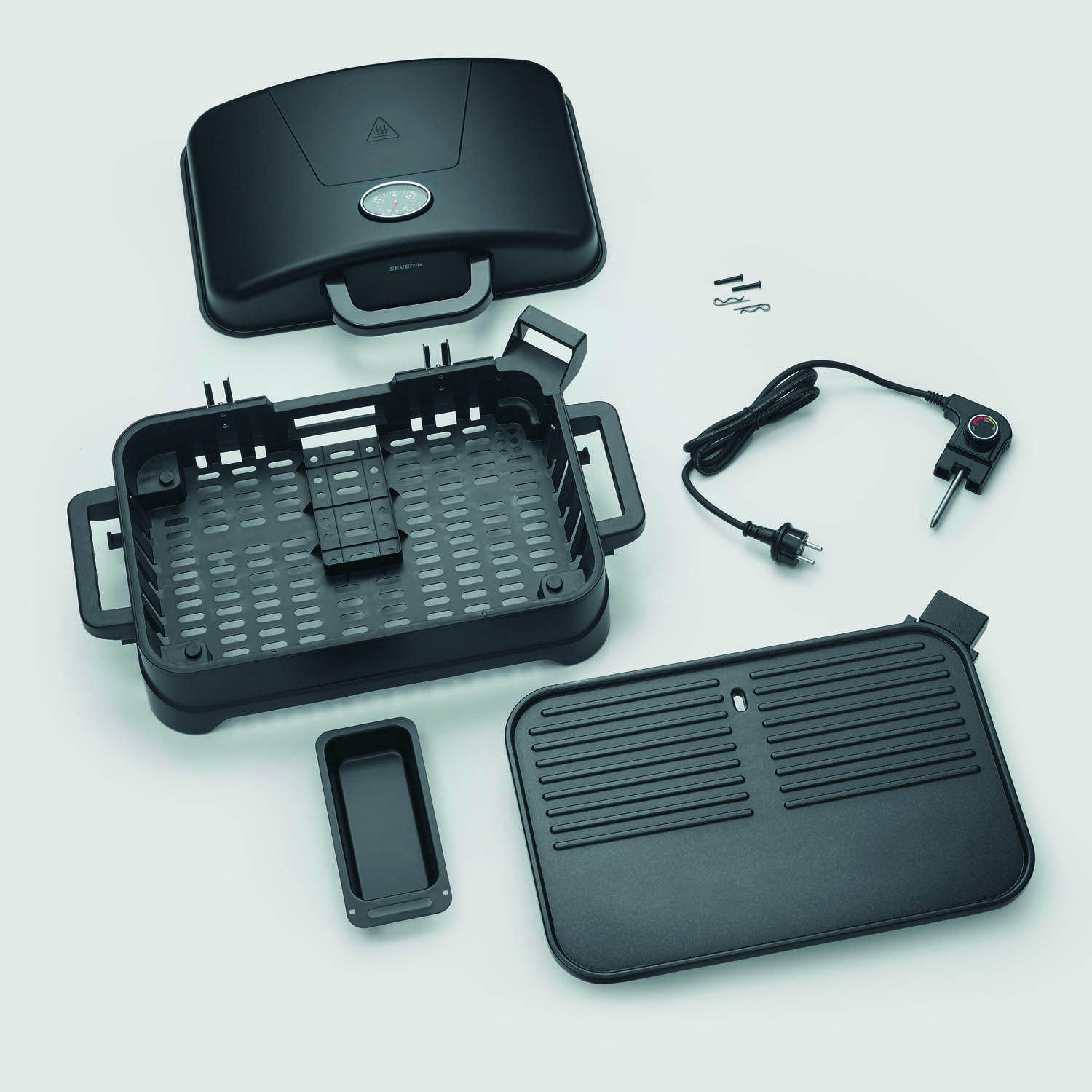 Ein zerlegter schwarzer Elektrogrill mit Deckel, Grillrost, Fettauffangschale und Platte.