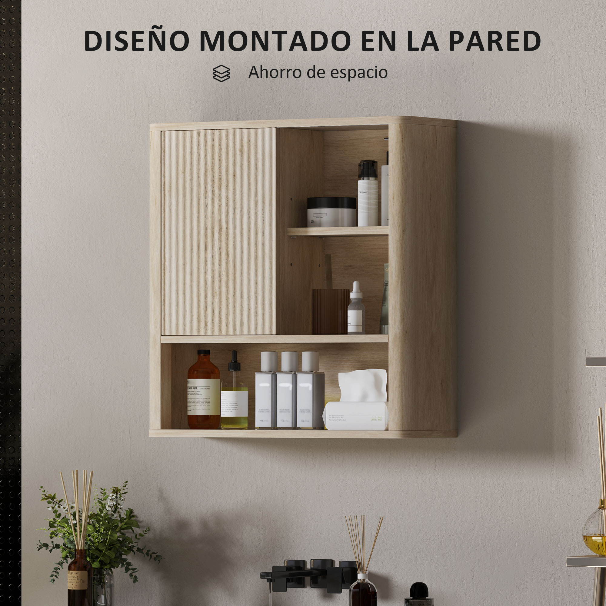 Un mueble de pared de madera clara con artículos de tocador y puerta corrediza.