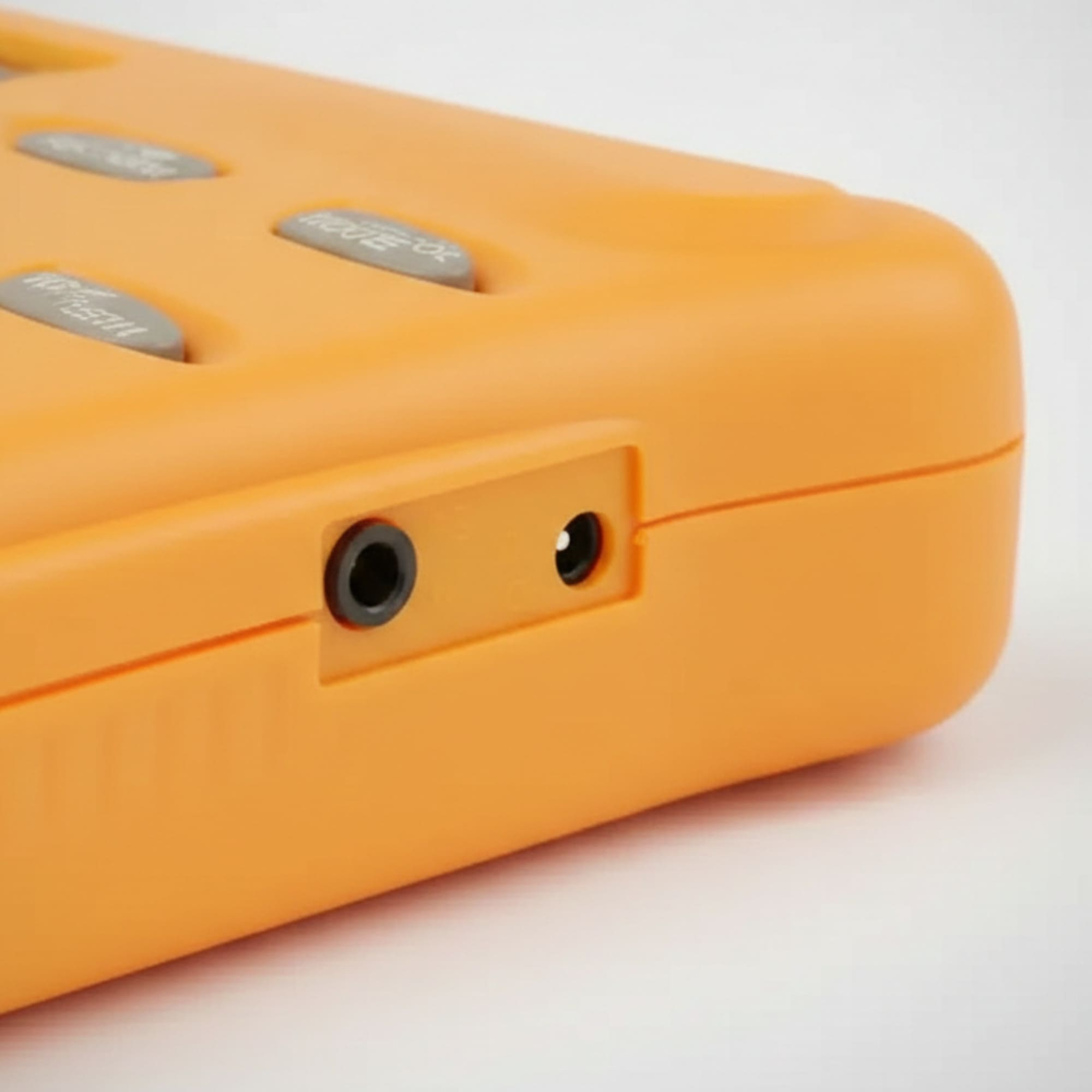 Dispositivo naranja con botones y puertos grises.