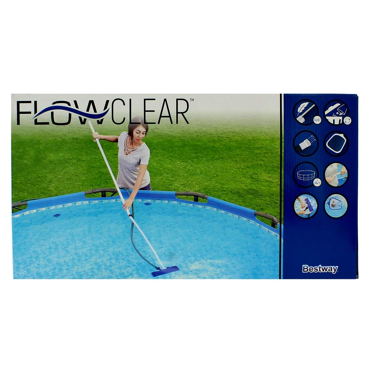 Mujer limpiando una piscina azul con una herramienta.