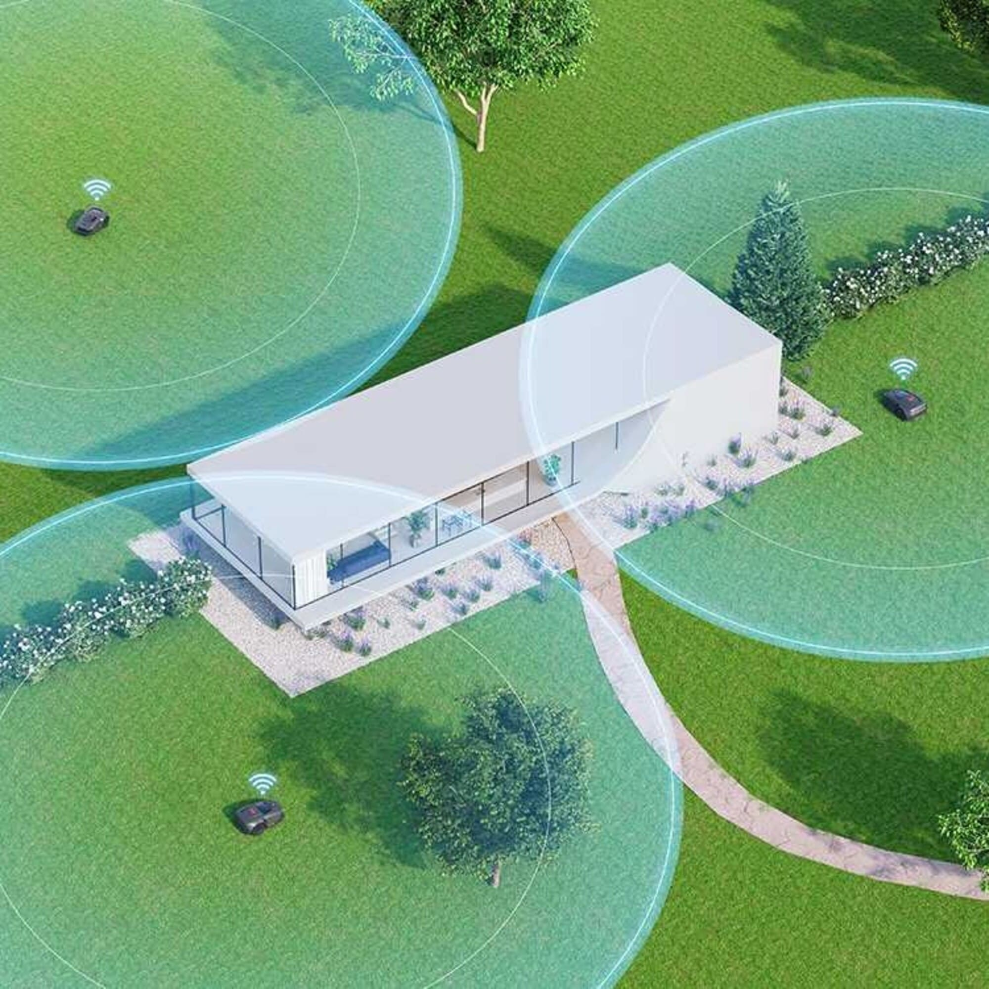 Tres cortacéspedes robóticos operan en un césped verde alrededor de una casa blanca moderna.