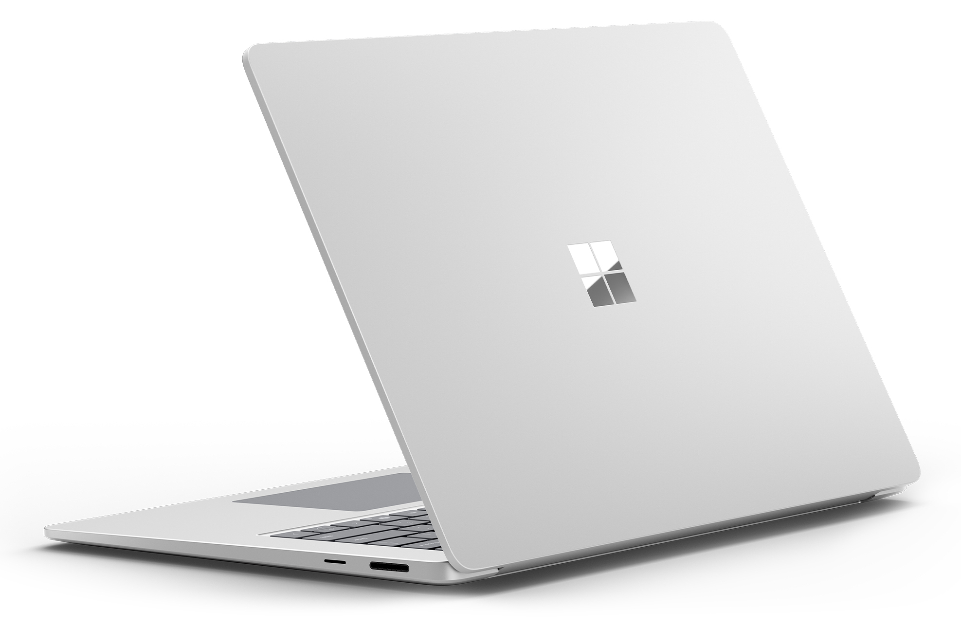 Srebrny laptop z otwartą pokrywą, z logo z tyłu.