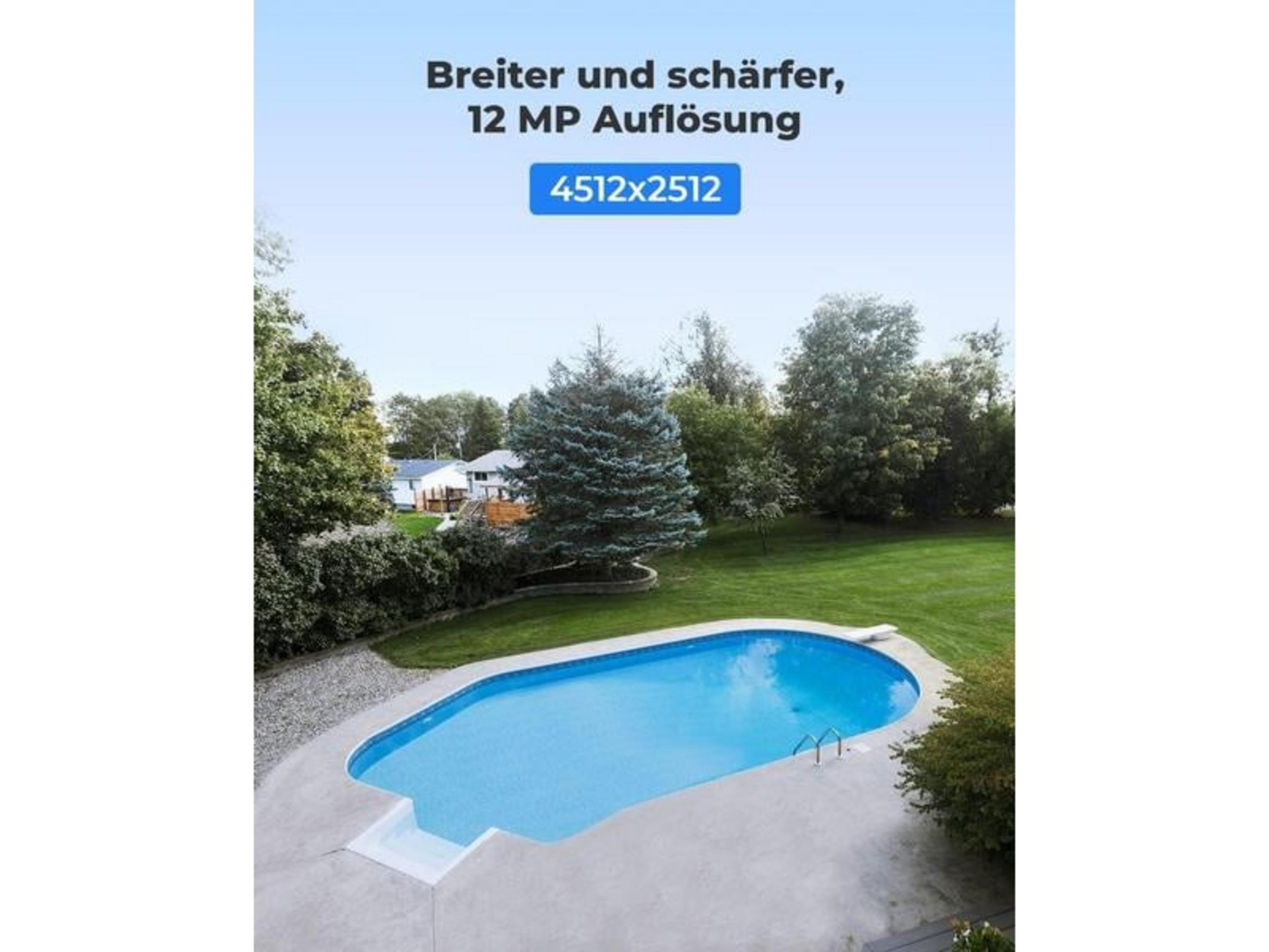 Ein rechteckiger Pool mit blauem Wasser und einer Leiter im Garten.