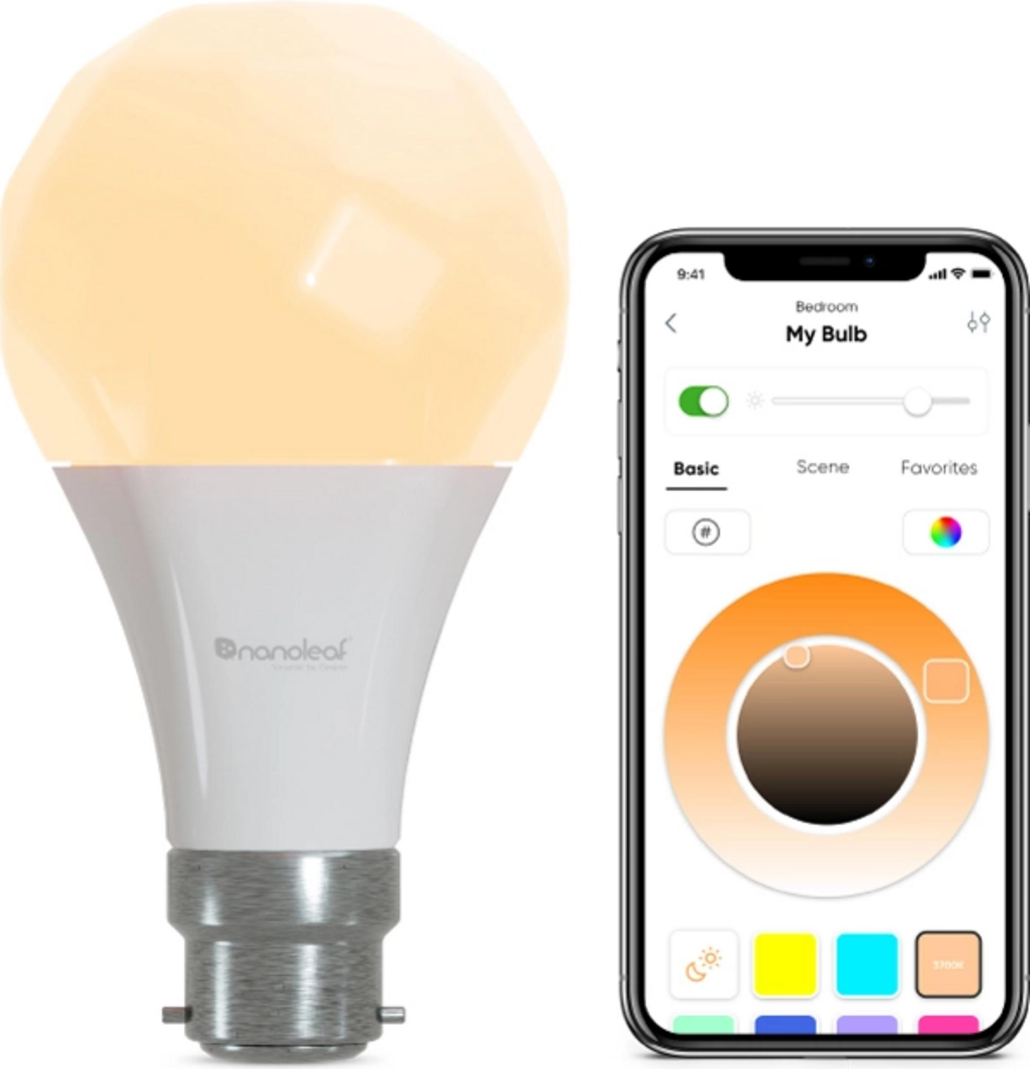 Una lampadina Nanoleaf accanto a uno smartphone che mostra la sua app di selezione colore.