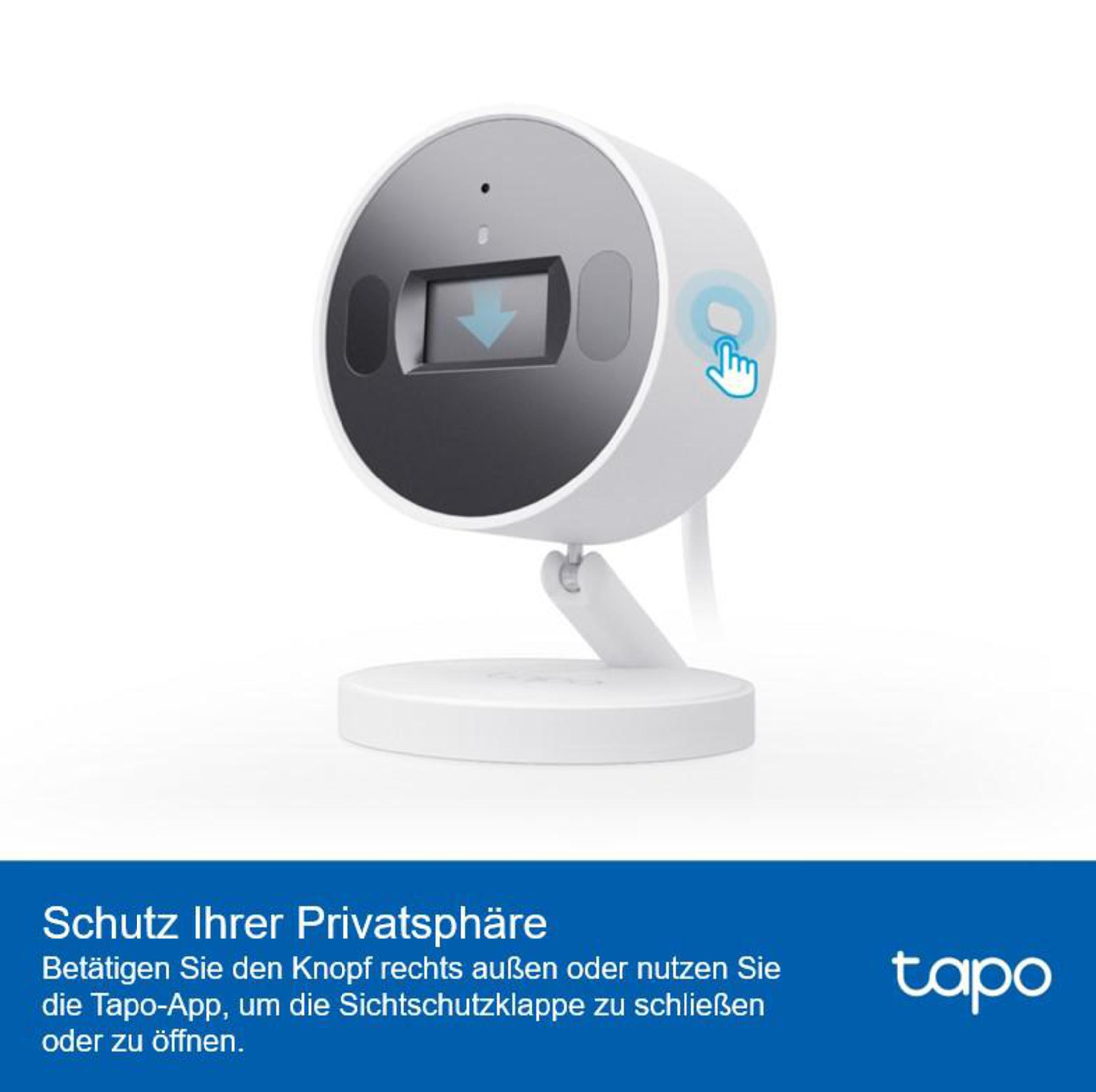 Un dispositivo fotocamera Tapo bianco con otturatore per la privacy poggia su una base rotonda.