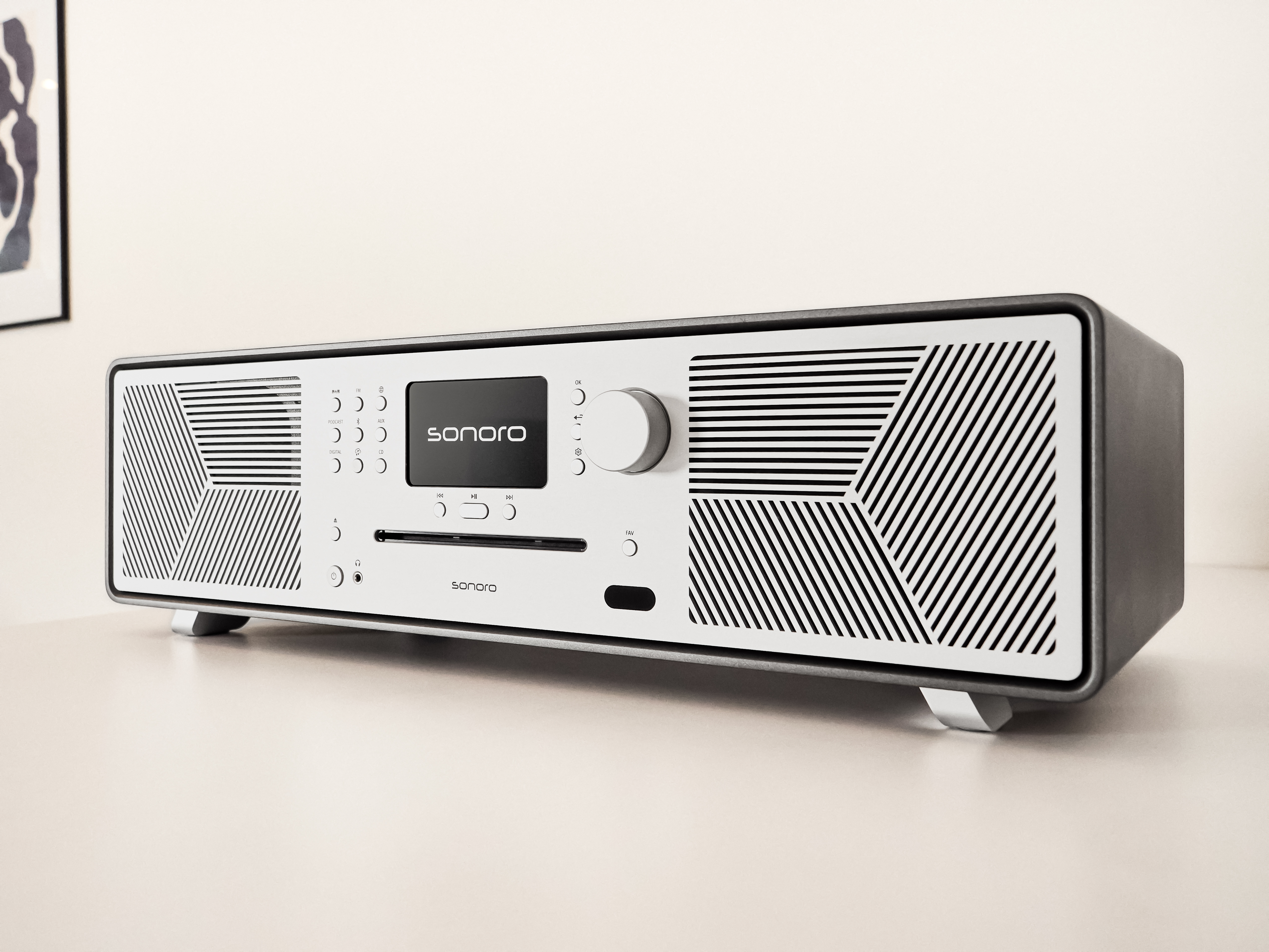 Ein silberner Sonoro HiFi-Receiver mit schwarzen Streifen auf den Lautsprechergittern.