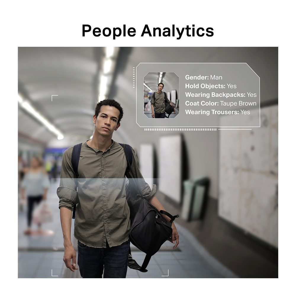 Mężczyzna z plecakiem i torbą na stacji. Wyświetlacz pokazuje Płeć: Mężczyzna.