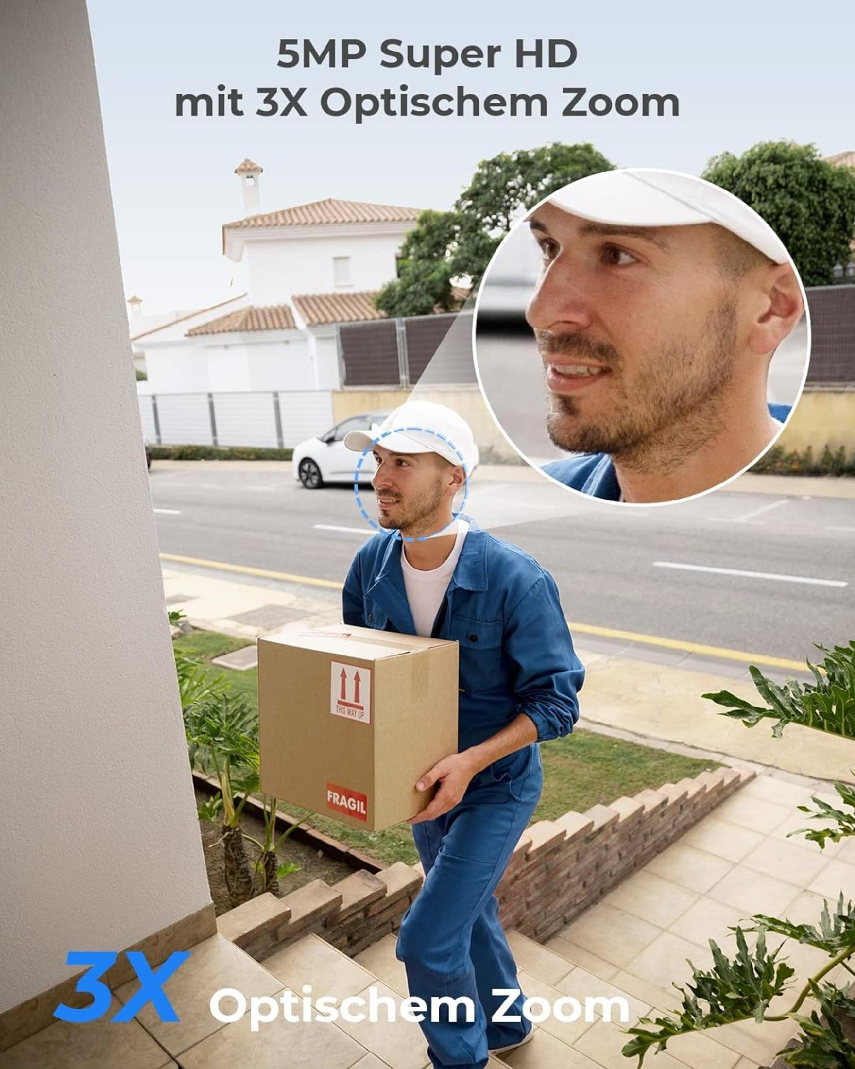 Mann in blauer Uniform trägt Paket die Treppe hinauf. 5MP Super HD Zoom.