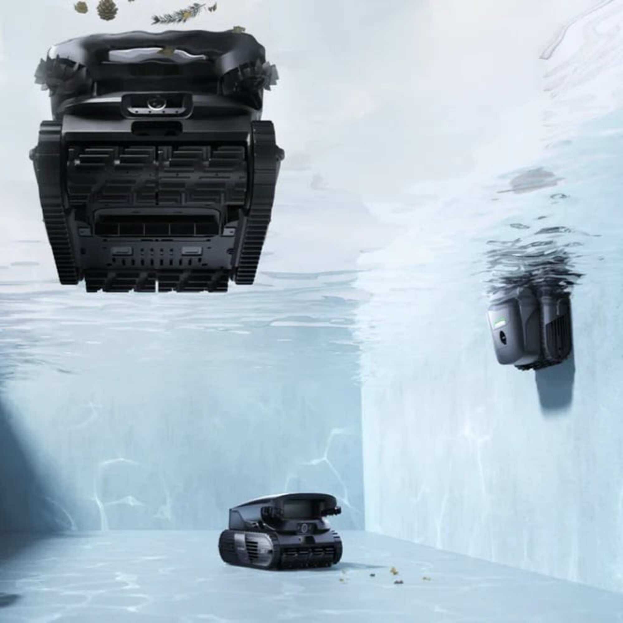 Tres robots limpiafondos negros en una piscina. Uno flota sobre el agua, uno en la pared, uno en el suelo.