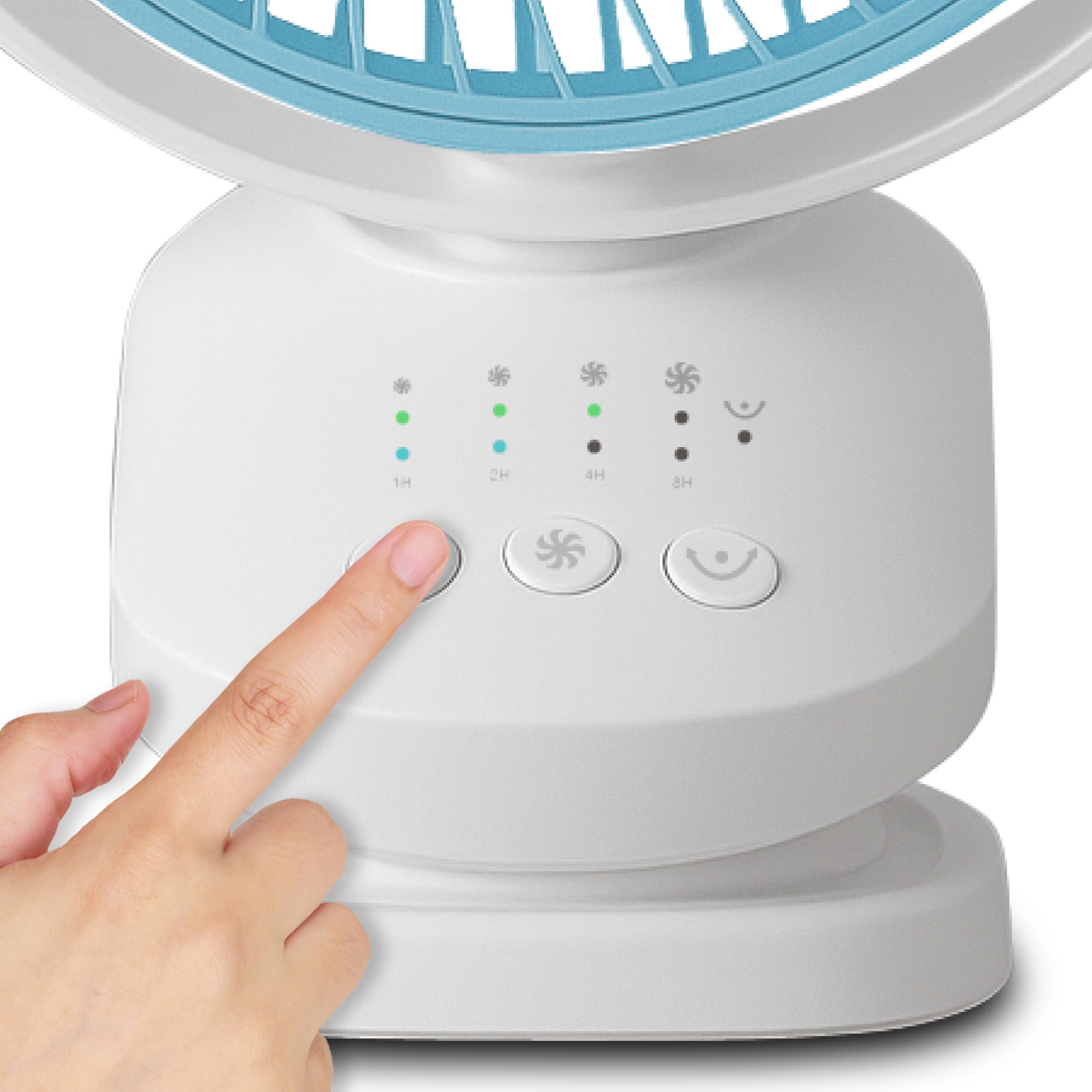 Un dito preme un pulsante bianco su una base di ventilatore bianca con indicatori di velocità e timer.