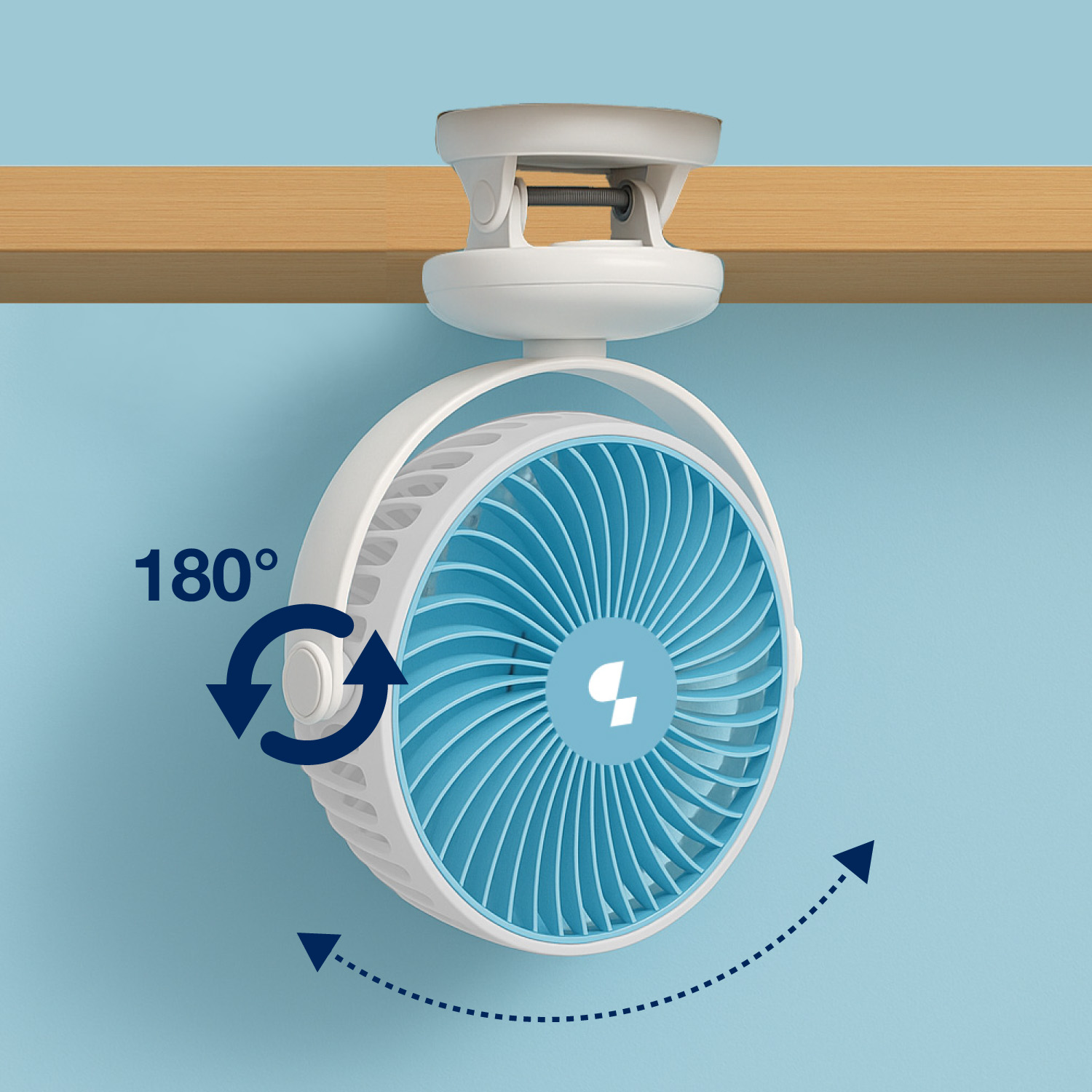 Un ventilatore bianco a clip con pale blu è appeso a una mensola di legno su una parete blu.