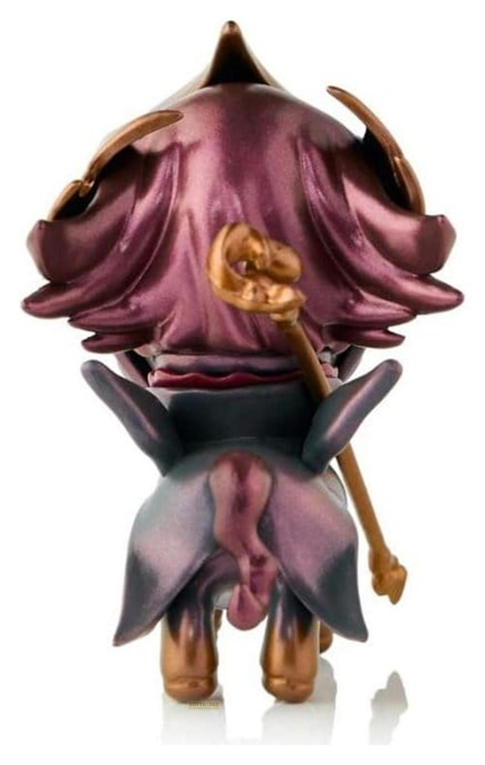 Eine lila-goldene Figur mit einem Stab. Sie hat ein spitzes Kopfstück und fließende Roben.