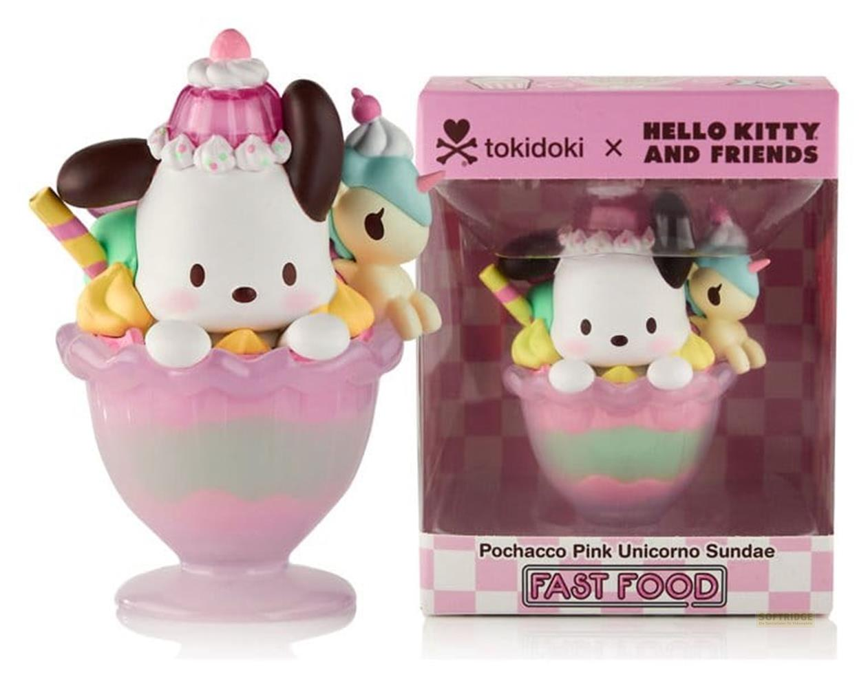 Eine niedliche Sammelfigur eines weißen Hundes mit braunen Ohren in einem rosa Becher mit Eiscreme und Figuren.
