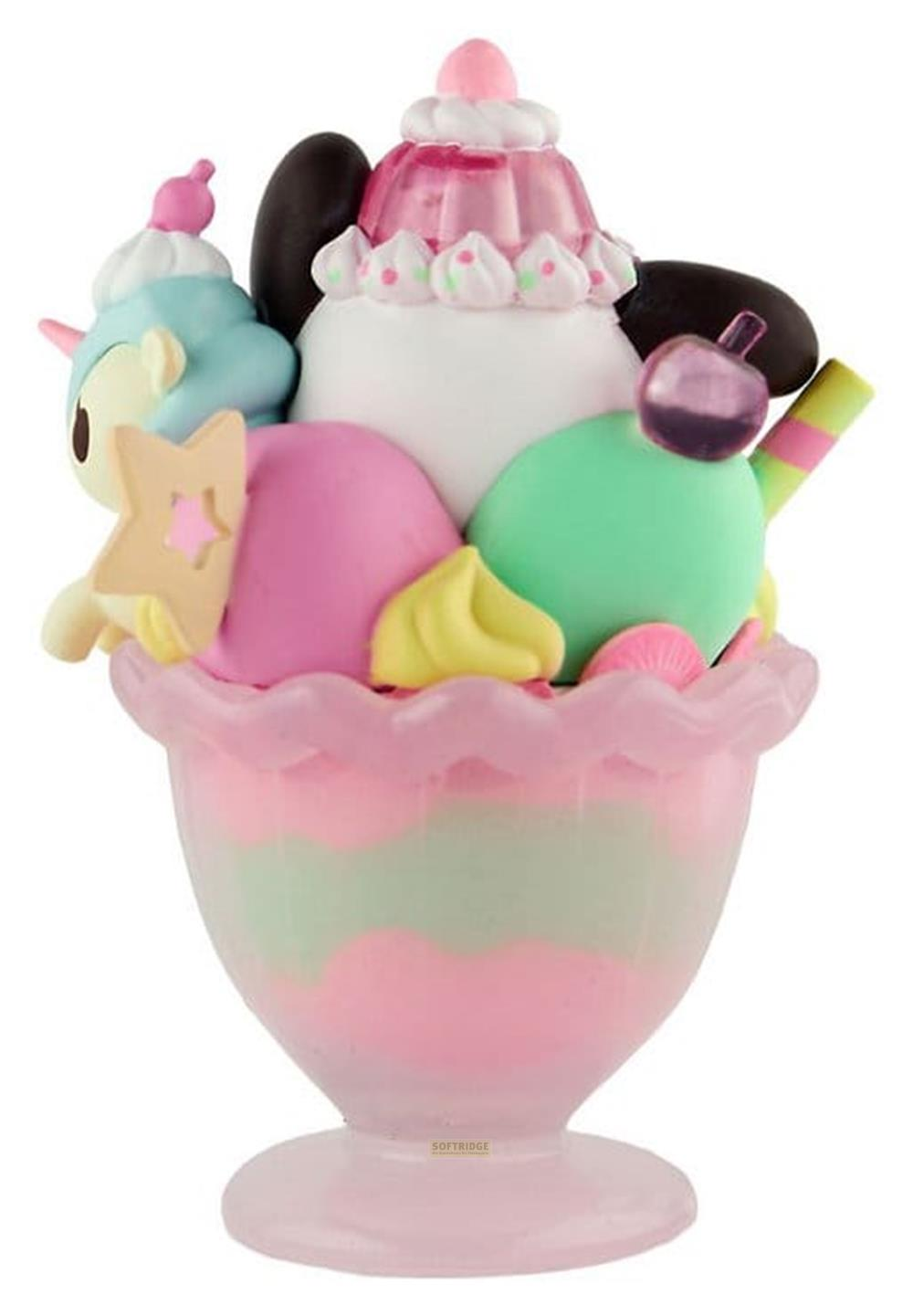 Ein Eisbecher mit bunten Eiscremesorten, Sahnetuffs und einer Kirsche.
