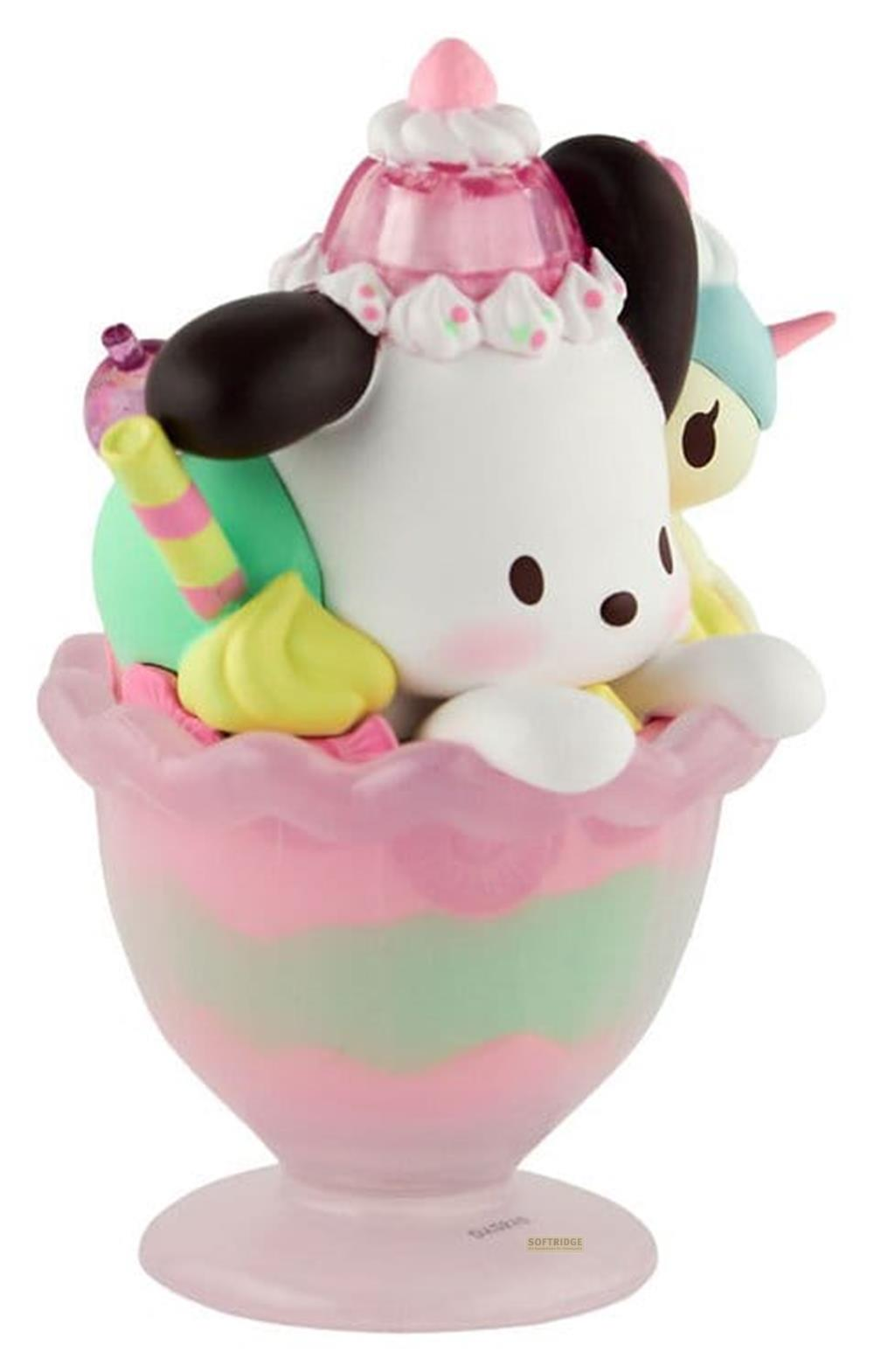 Weiße Figur eines Hundes in einem Eisbecher mit rosa und grünen Schichten.