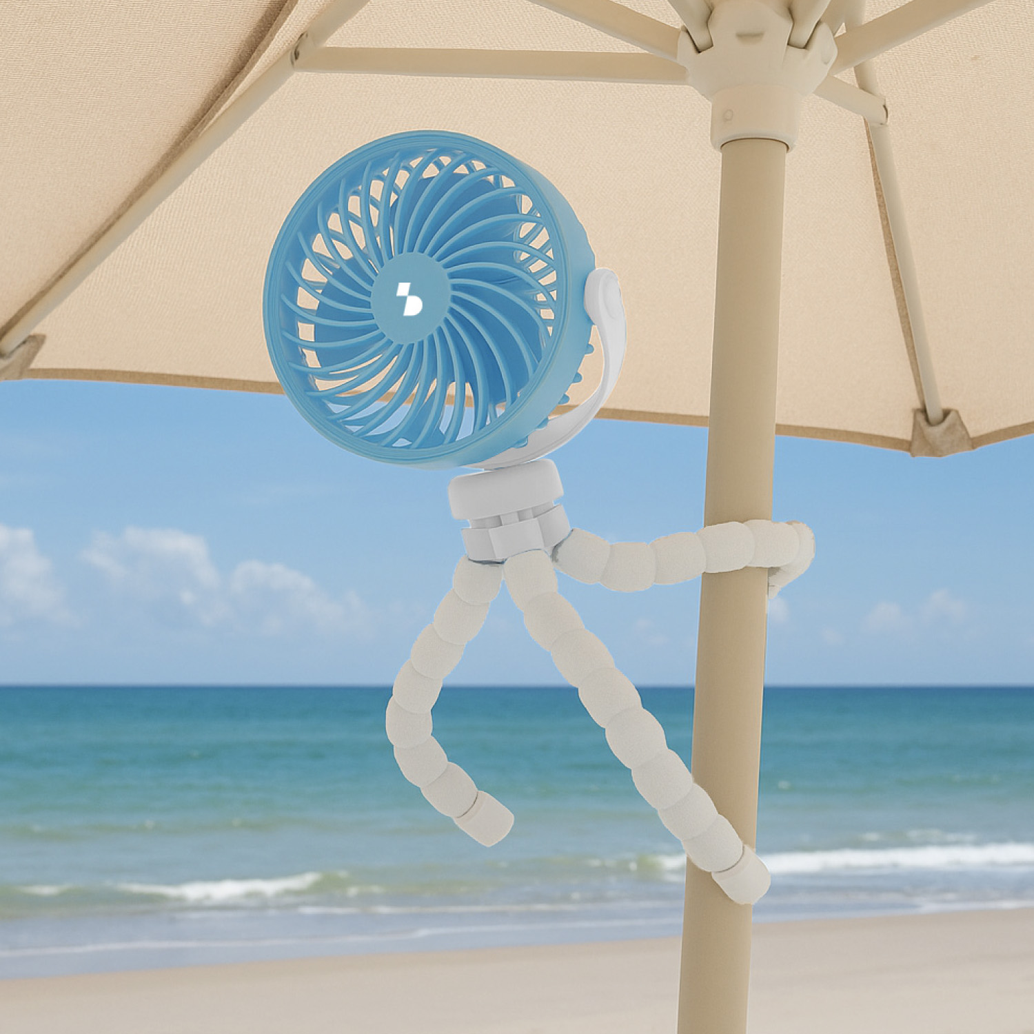 Un ventilatore blu con gambe flessibili è attaccato a un ombrellone.