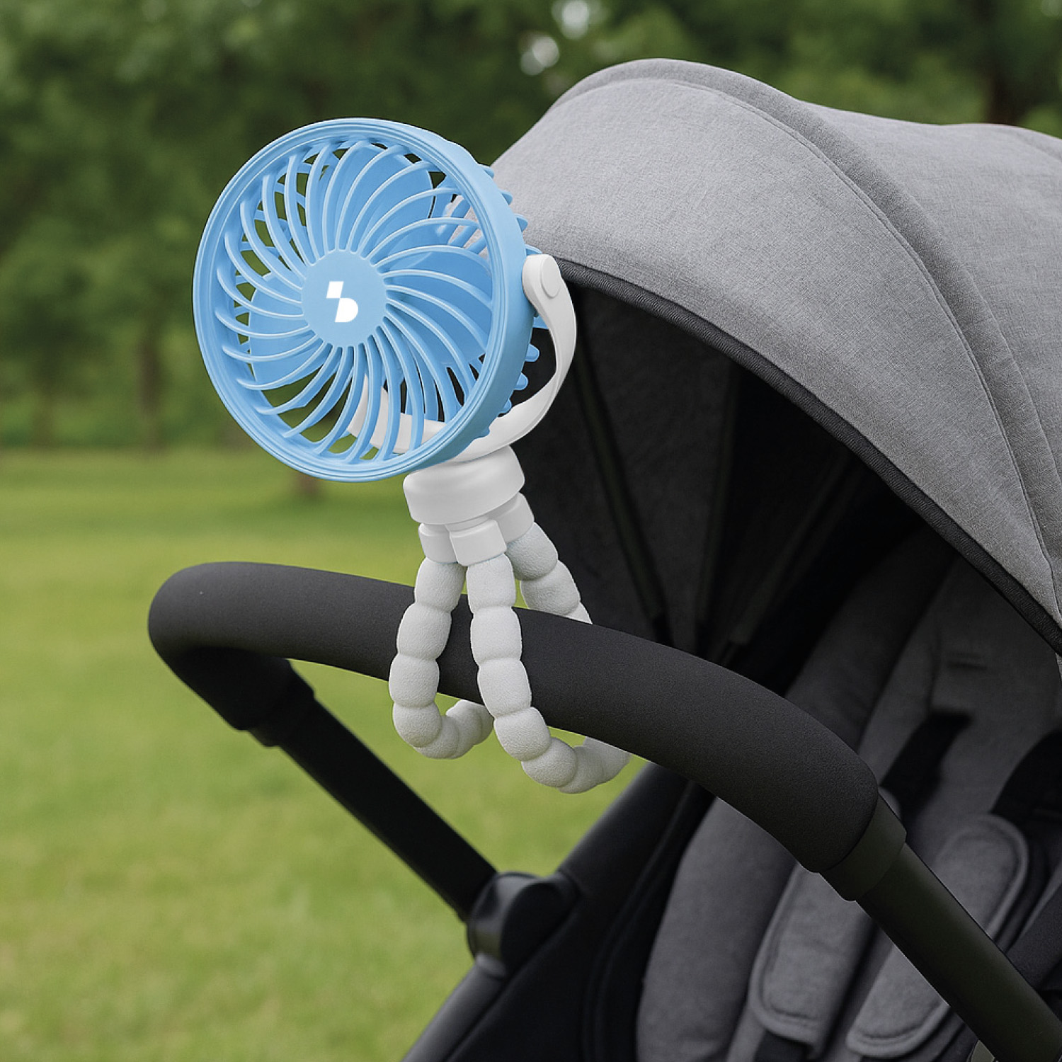 Un ventilatore portatile blu con impugnatura flessibile è attaccato al manico del passeggino.