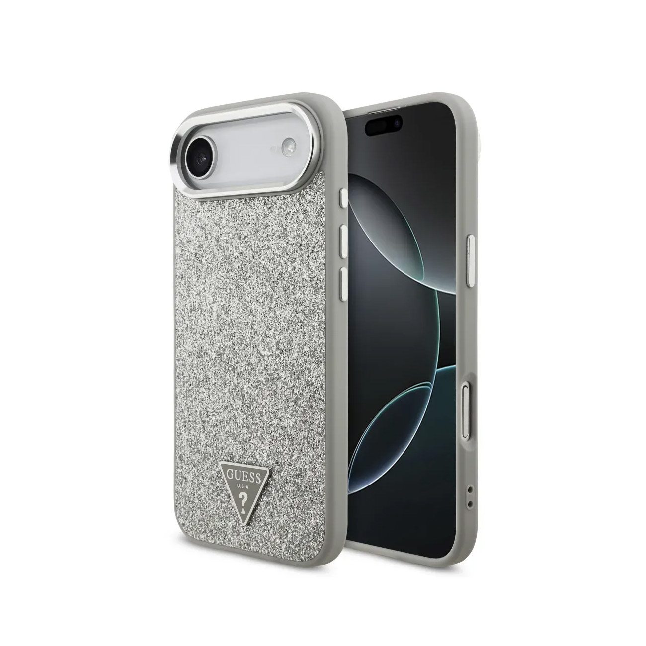 Una funda de teléfono gris con textura de purpurina y logo Guess plateado junto a un smartphone.
