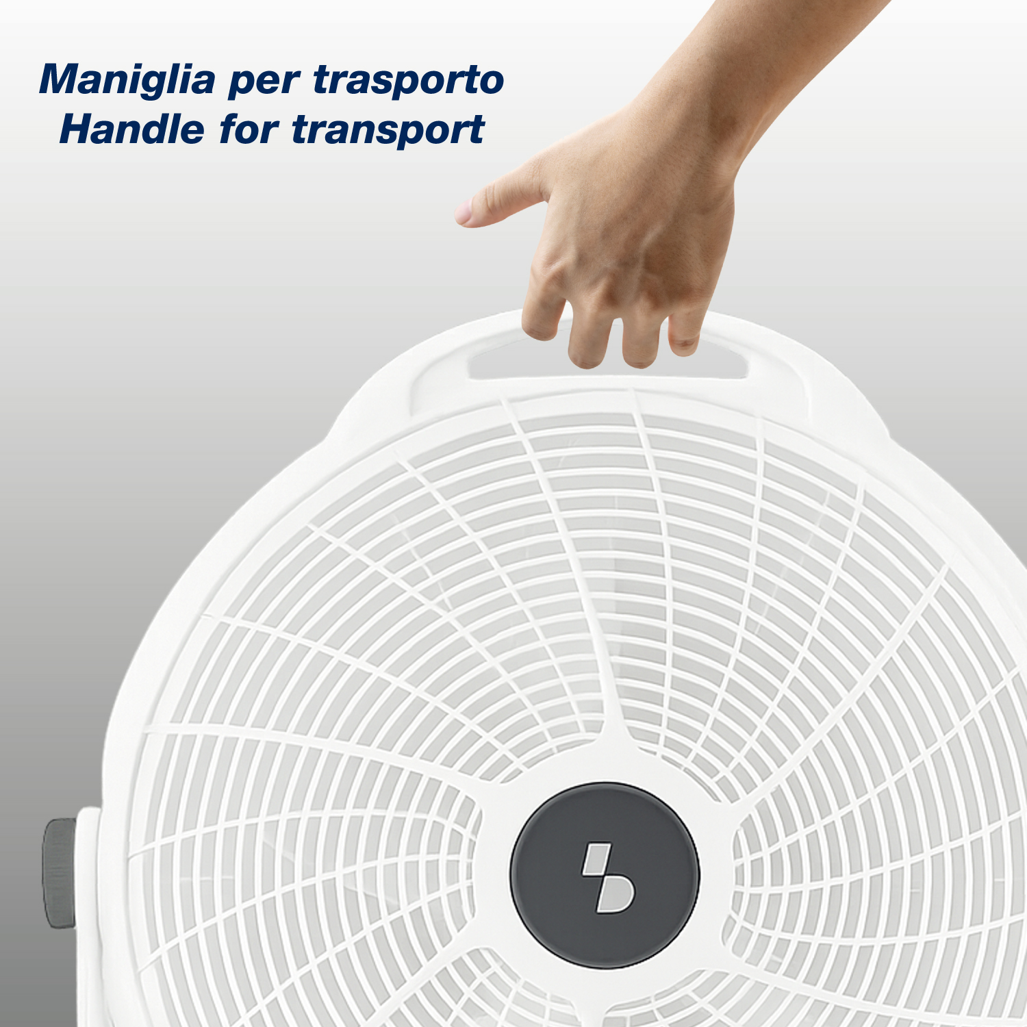 Una mano afferra la maniglia di un ventilatore bianco con un pulsante grigio.