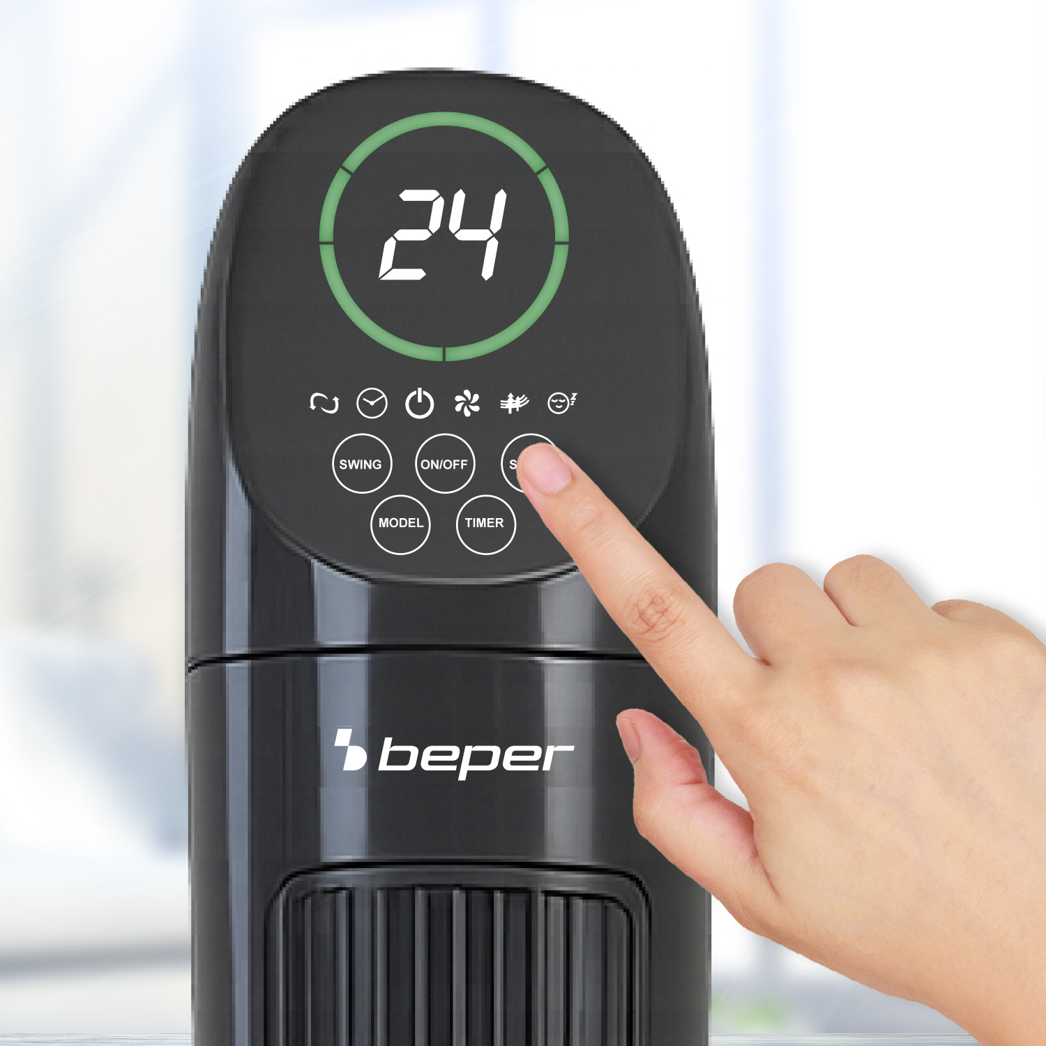 Una mano preme un pulsante su un ventilatore nero con display digitale.