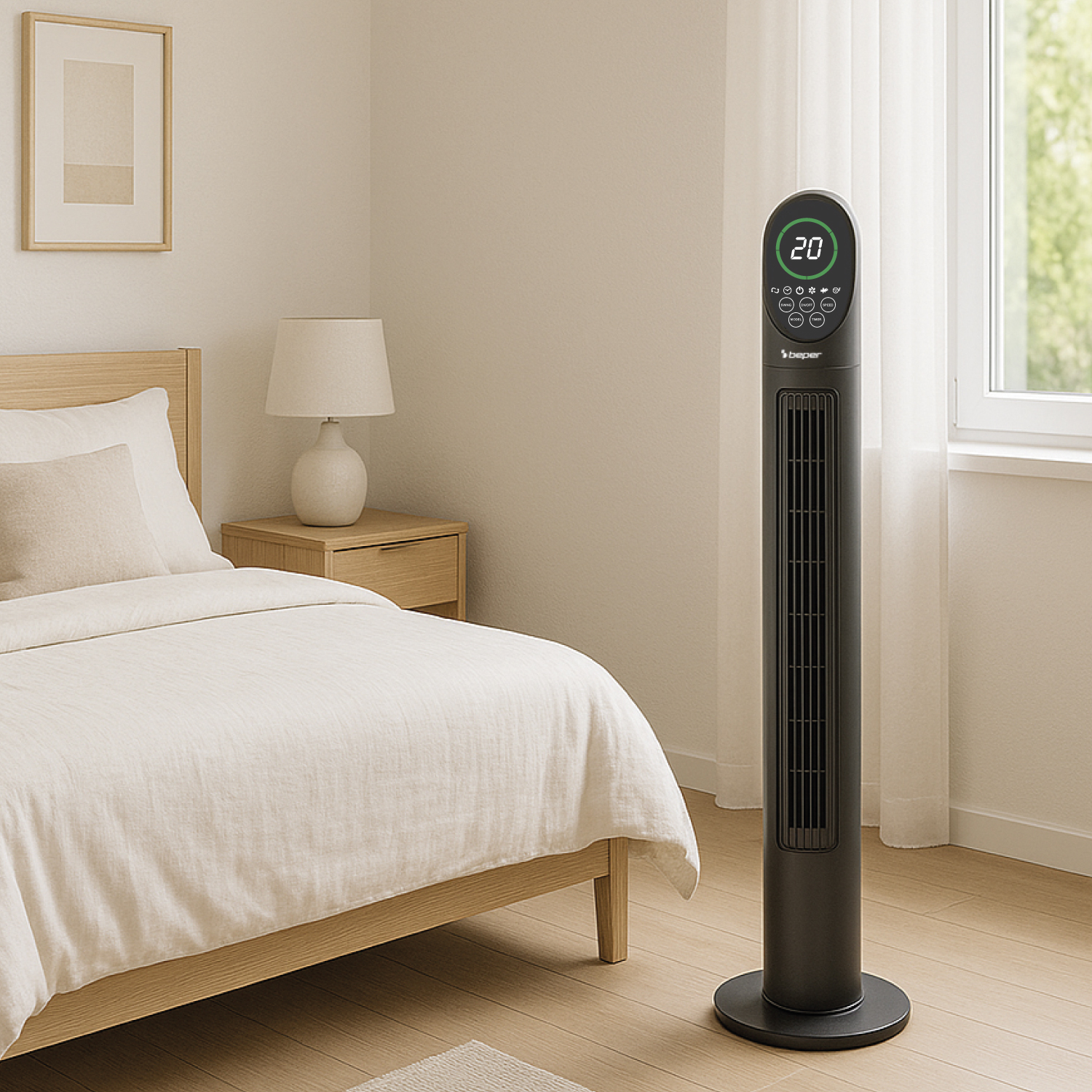 Un'elegante ventola a torre nera si trova accanto a un letto in una camera da letto.