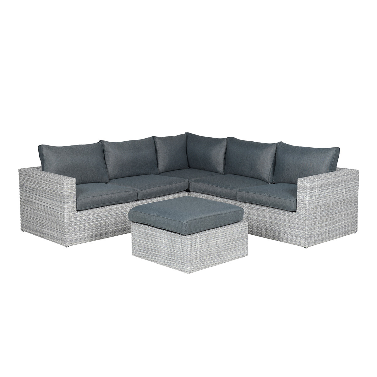 Canapé sectionnel en rotin gris avec coussins et pouf gris foncé.