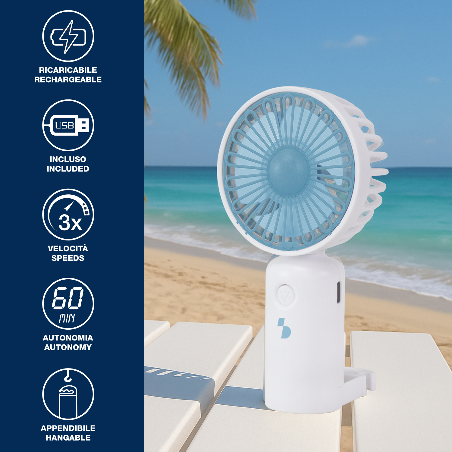 Un ventilatore bianco portatile con griglia blu è seduto su sedie a sdraio da spiaggia.