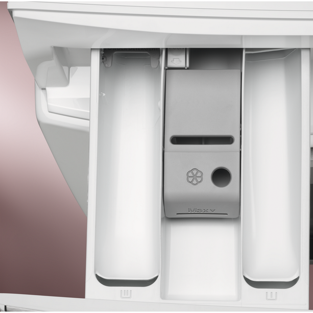 Primo piano di un cassetto detersivo bianco per lavatrice con tre scomparti.