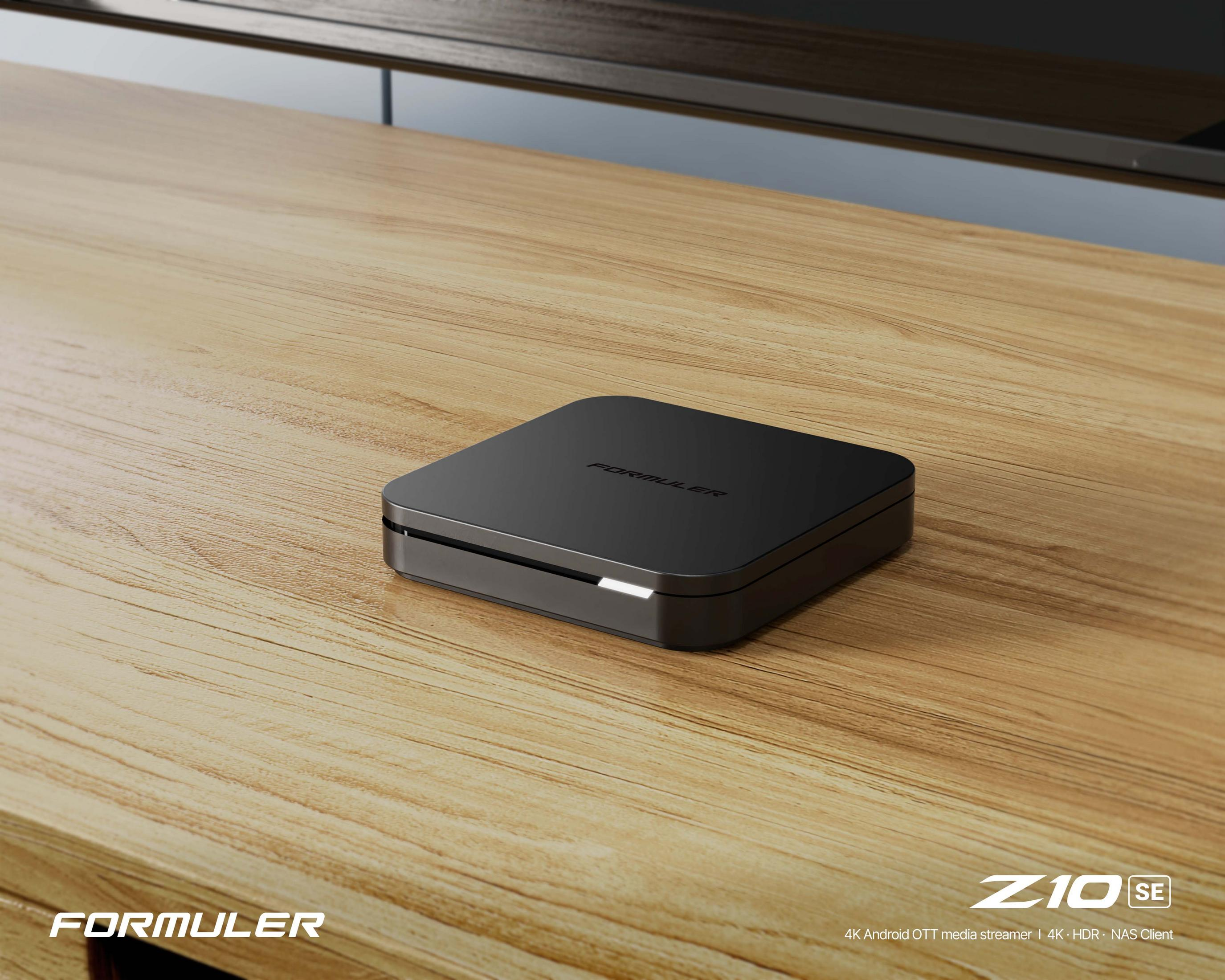 Ein schwarzer Formuler Z10 SE Media Player auf einem Holztisch.