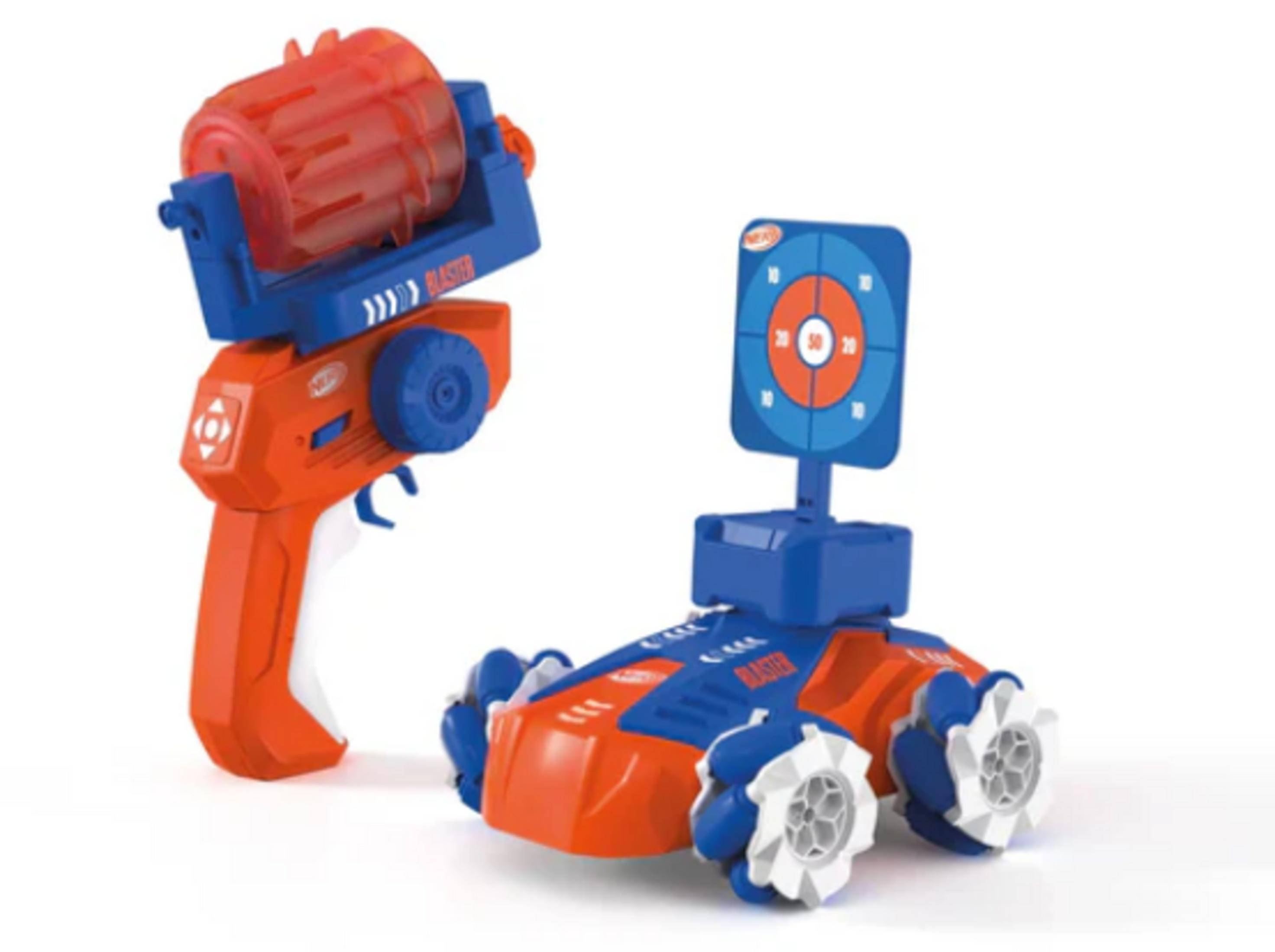 Orange und blaue Spielzeugpistole und ferngesteuertes Auto mit Zielscheibe.