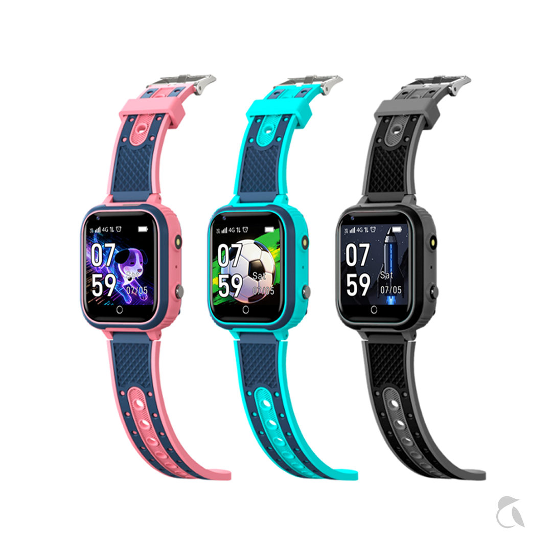 Tres relojes inteligentes en rosa, verde azulado y negro sobre fondo blanco. Muestran 07:59.