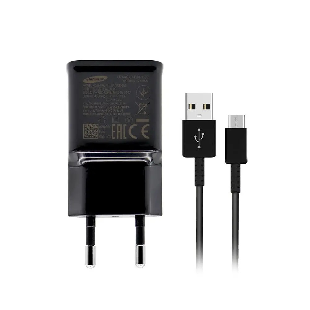 Zwarte Samsung reisadapter met USB-A naar USB-C kabel op witte achtergrond.