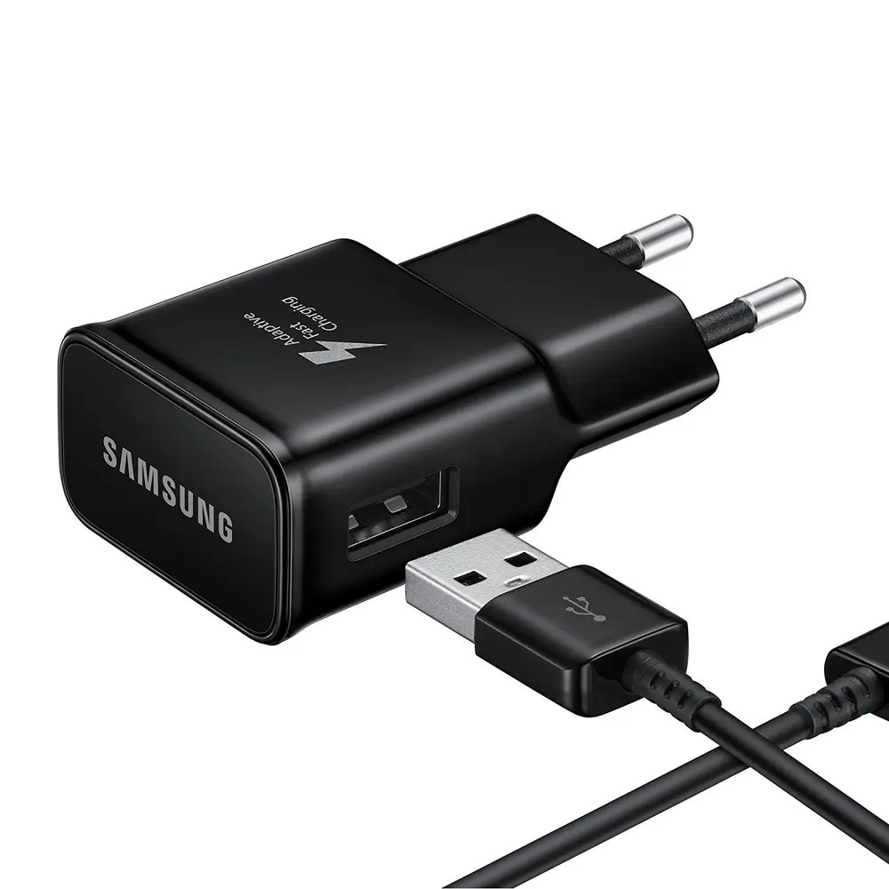 Zwarte Samsung snellaadadapter met USB-poort en kabel.