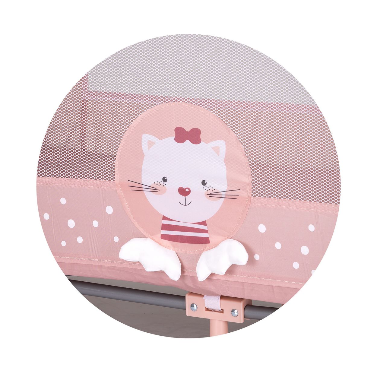 Ein rosa Kinderbett mit einem niedlichen Katzenmotiv und weißen Punkten.