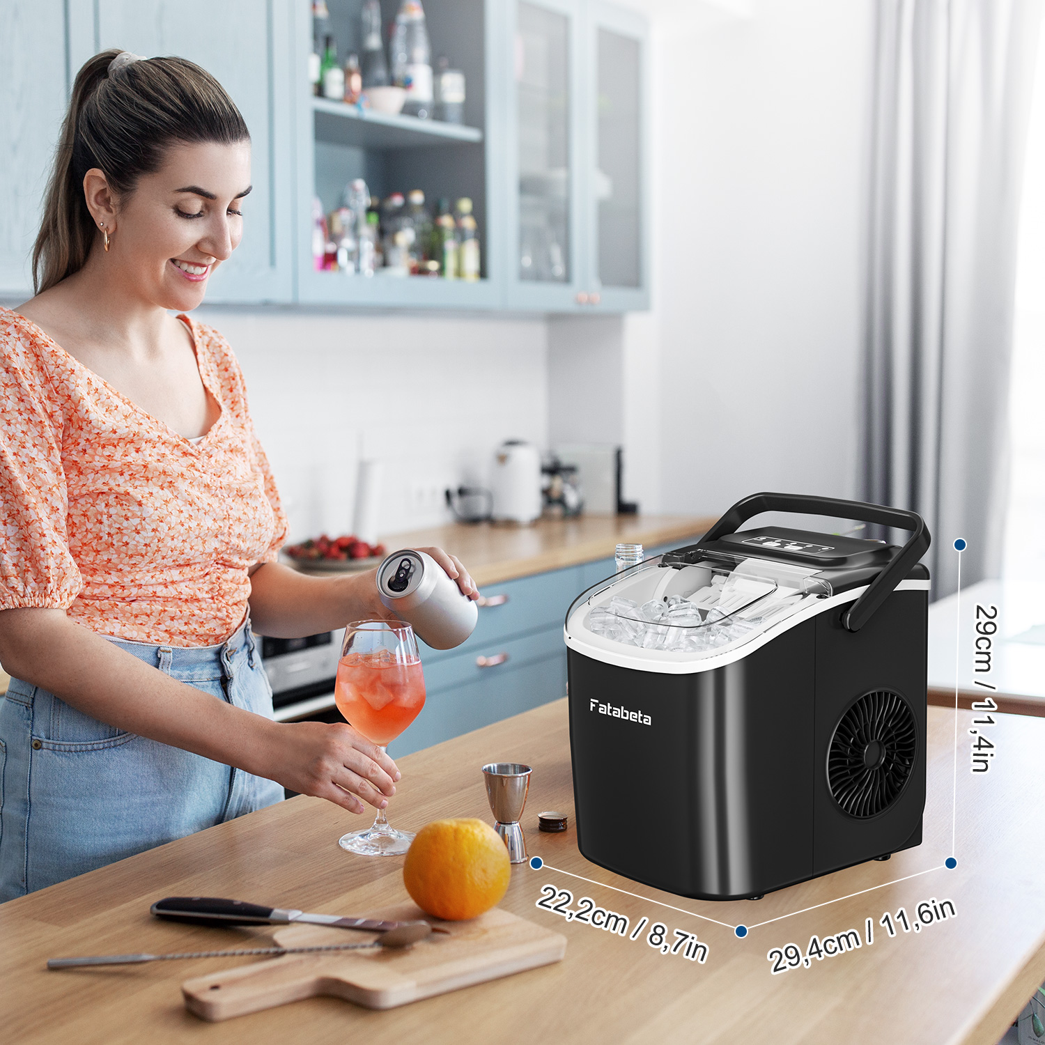 Eine Frau gießt ein Getränk in ein Glas, während eine Eismaschine daneben steht.