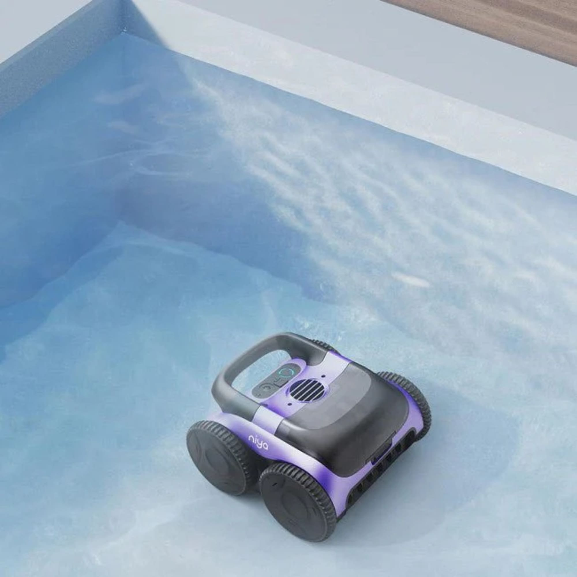Un robot limpiafondos morado con ruedas sobre agua azul.